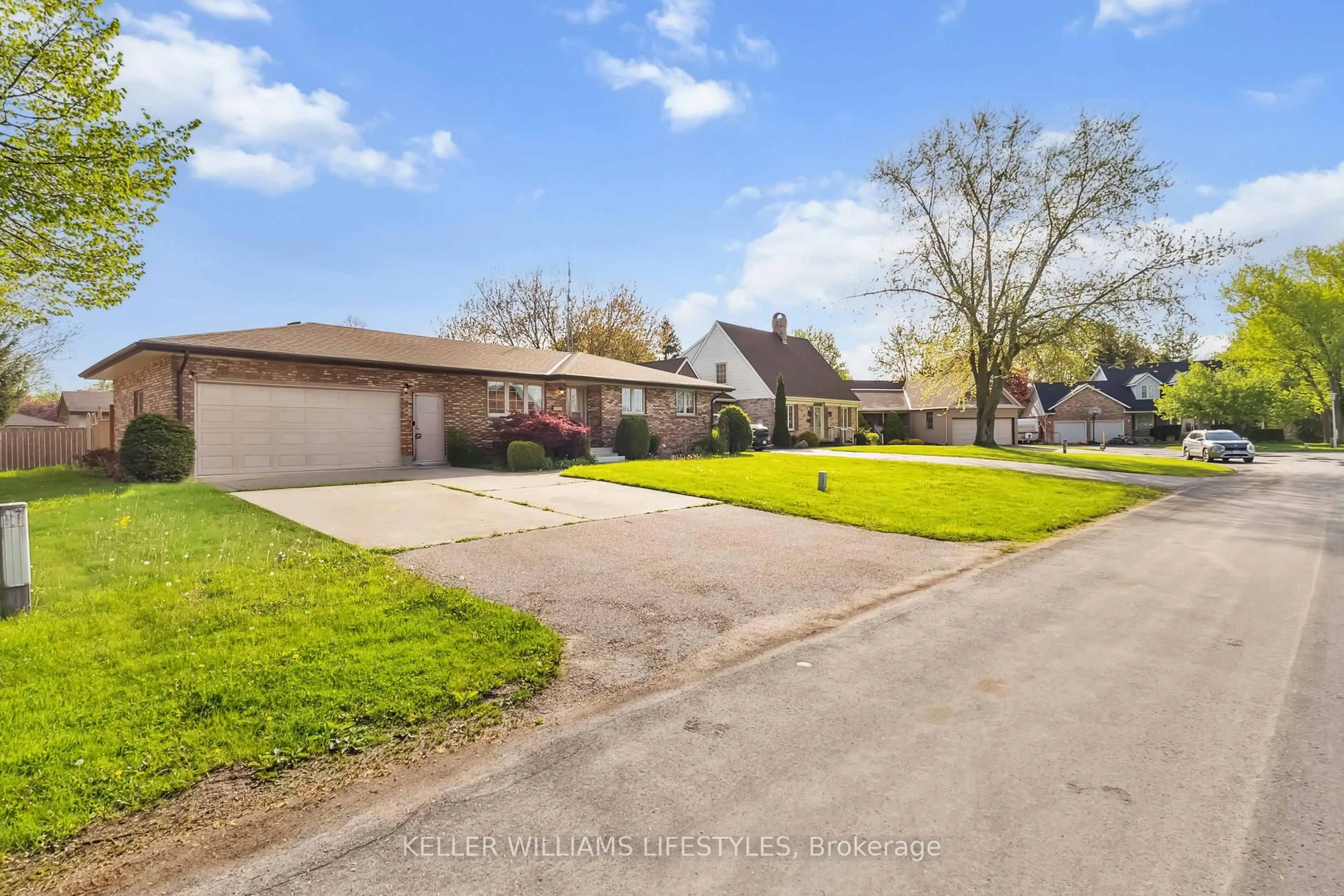 A pic from outside/outdoor area/front of a property/back of a property/a pic from drone, street for 4 Anne Cres, Southwest Middlesex Ontario N0M 1L0