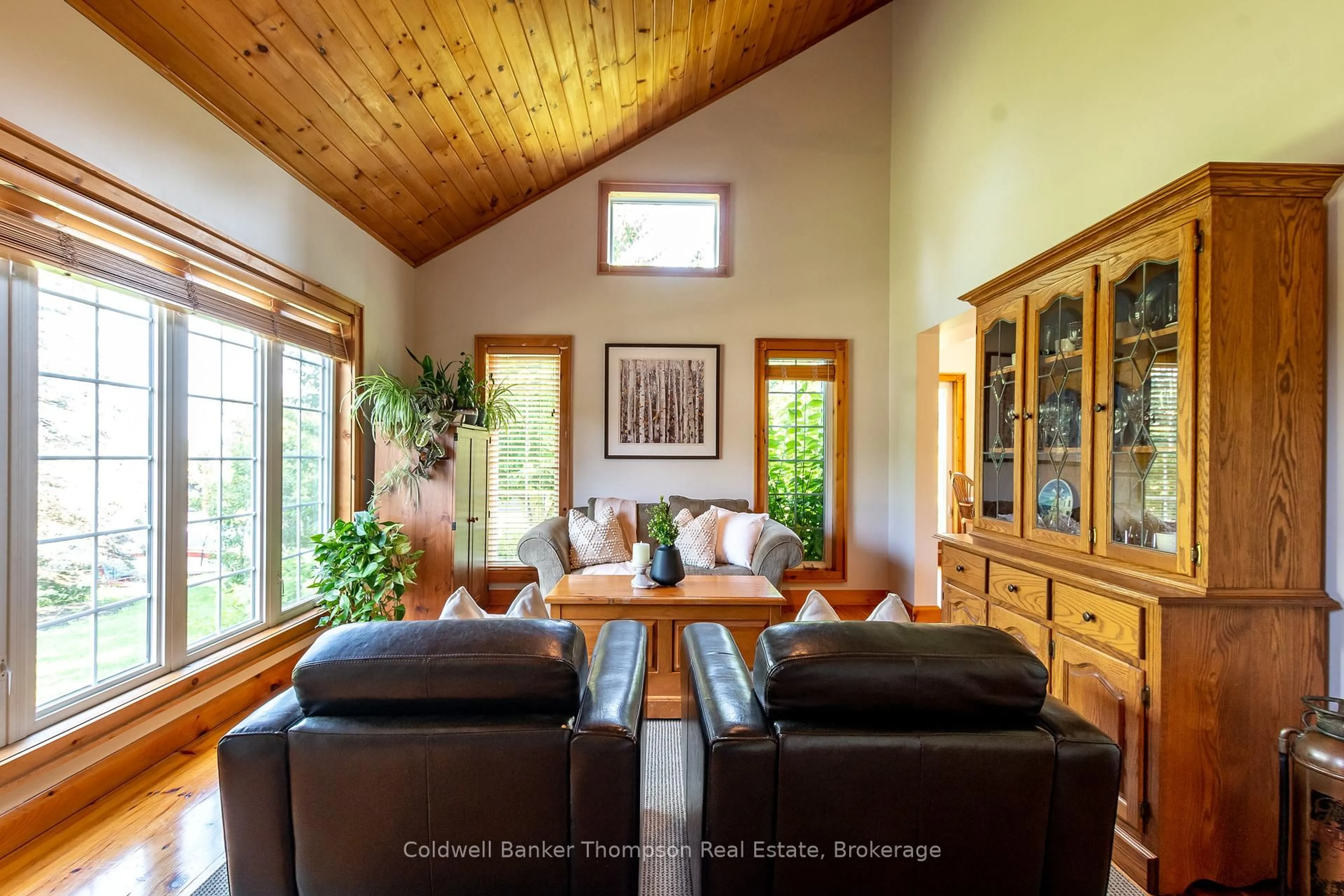 Living room with furniture, unknown for 15 COVERED BRIDGE Tr, Bracebridge Ontario P1L 1Y1
