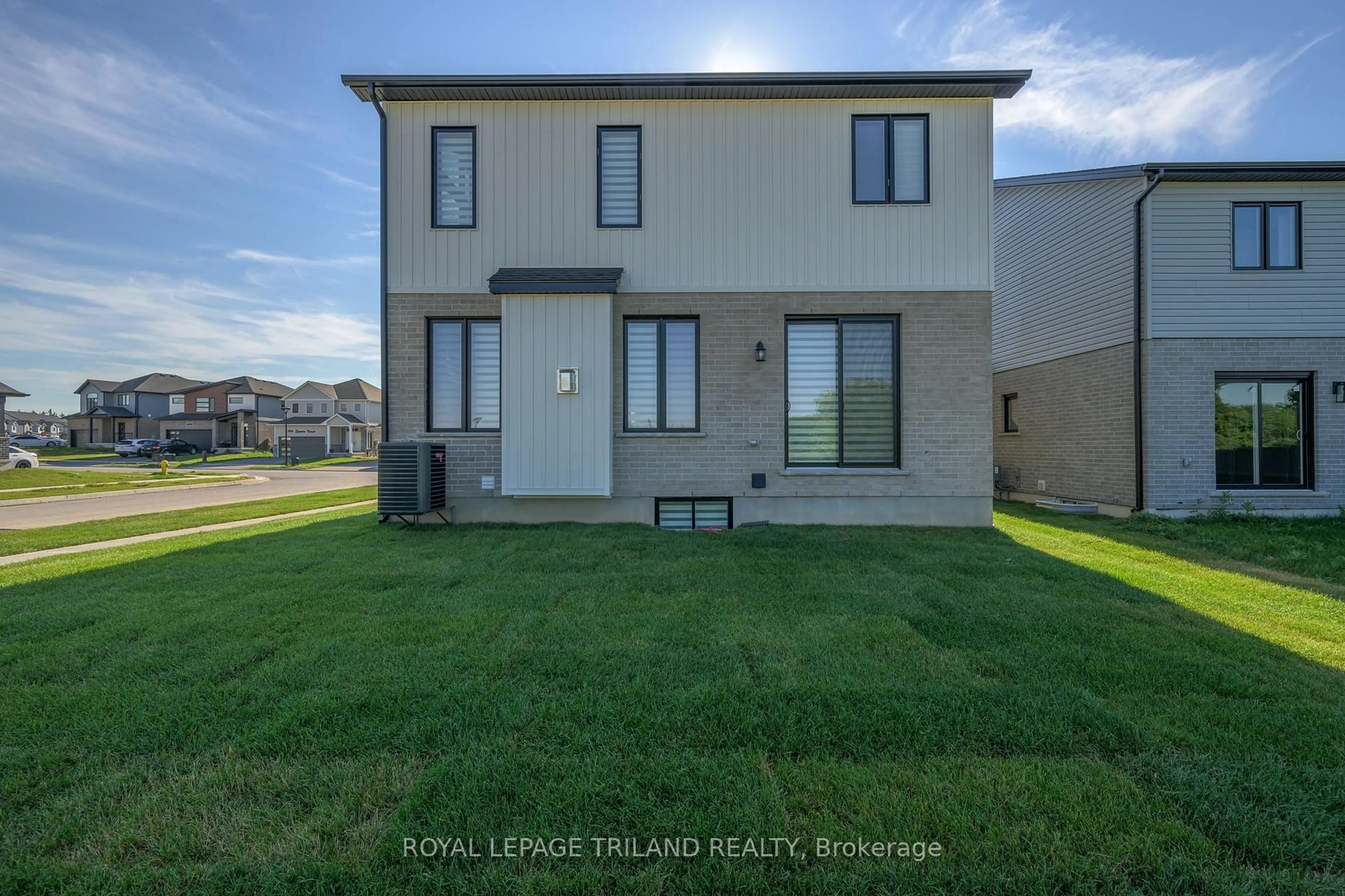 Home with vinyl exterior material, unknown for 3741 Somerston Cres, London South Ontario N6L 1K3