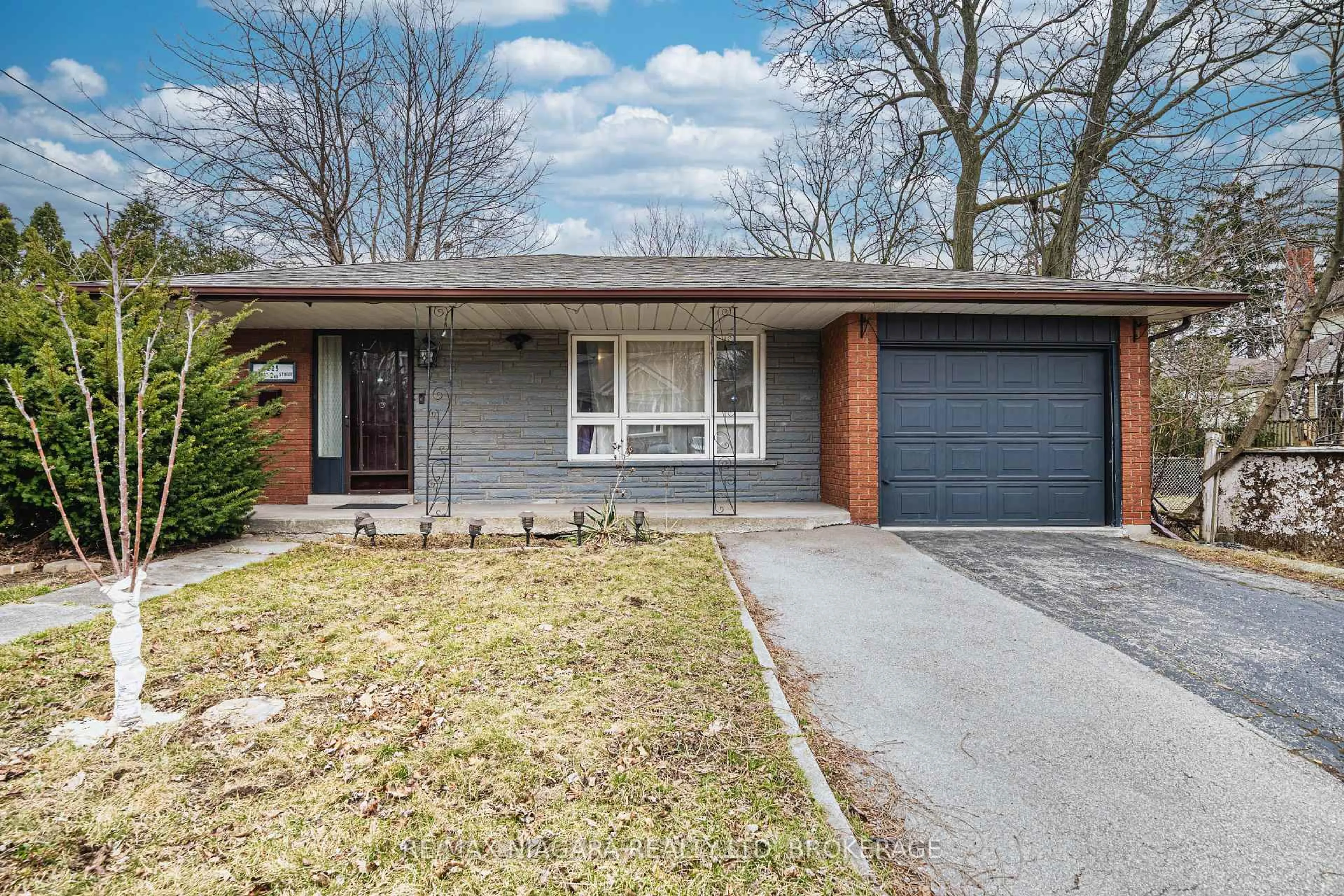 Home with brick exterior material, street for 225 West 2nd St, Hamilton Ontario L9C 3G3