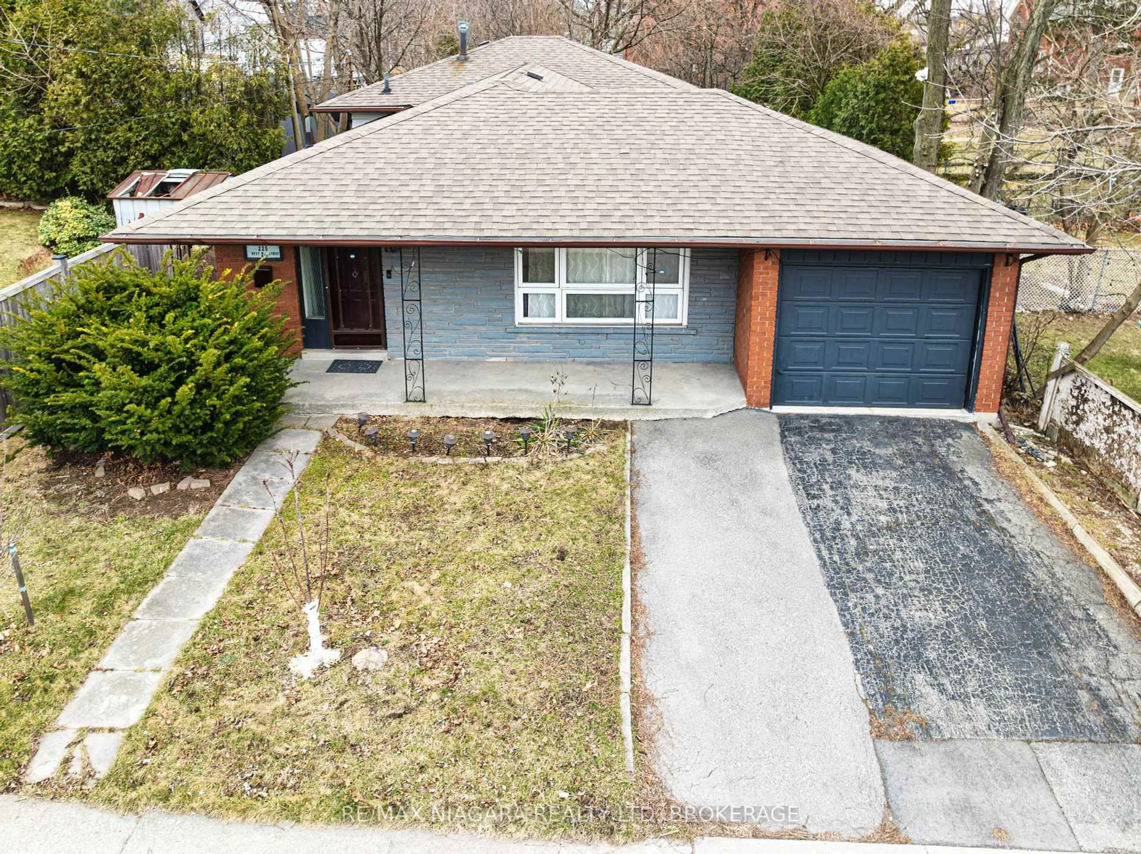 A pic from outside/outdoor area/front of a property/back of a property/a pic from drone, street for 225 West 2nd St, Hamilton Ontario L9C 3G3