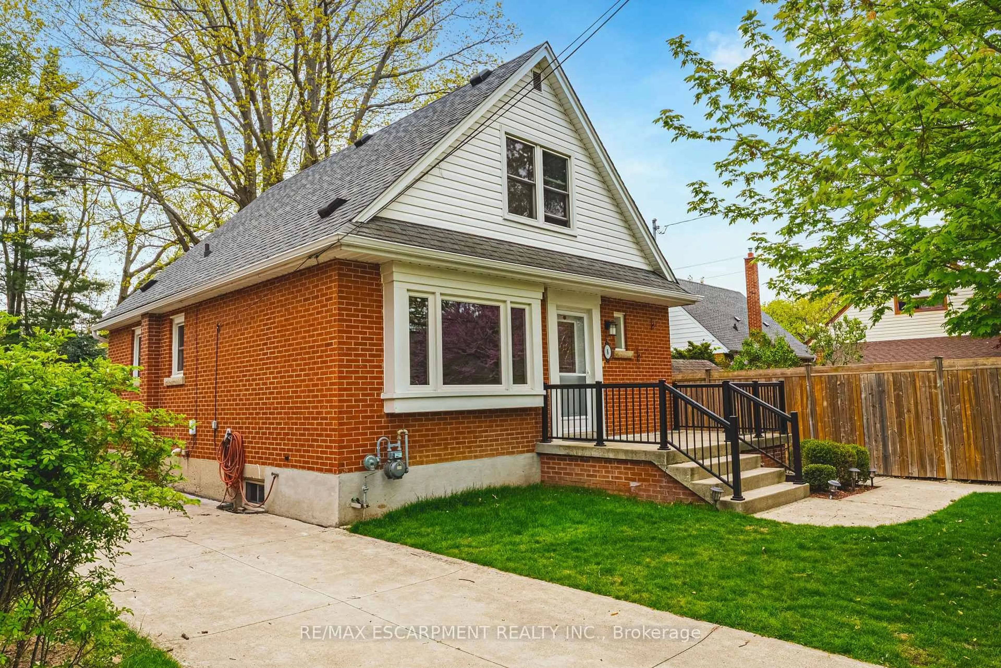 Home with brick exterior material, street for 8 Sinclair Crt, Hamilton Ontario L8K 2B5