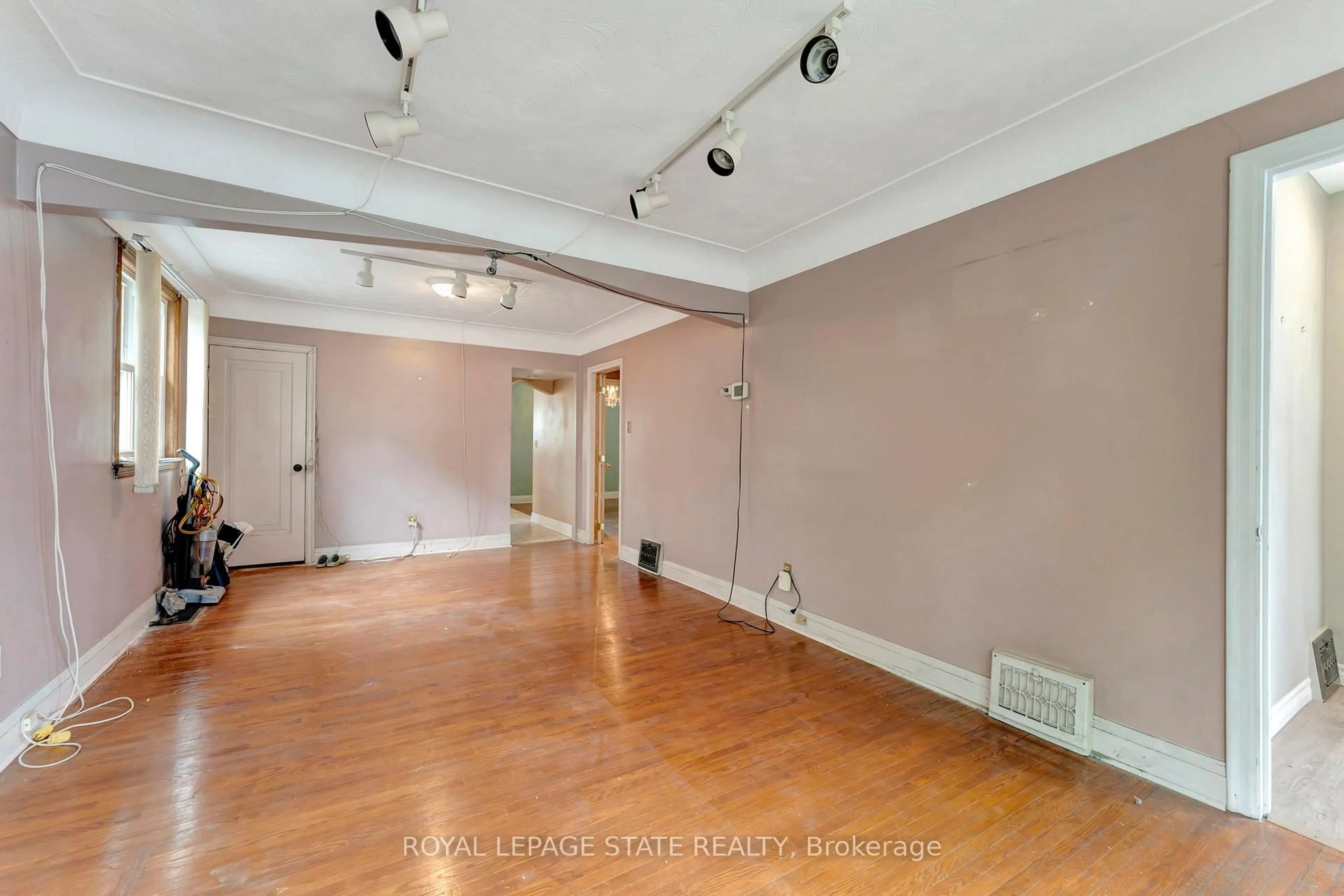 A pic of a room for 4 Park Row, Hamilton Ontario L8K 2J4