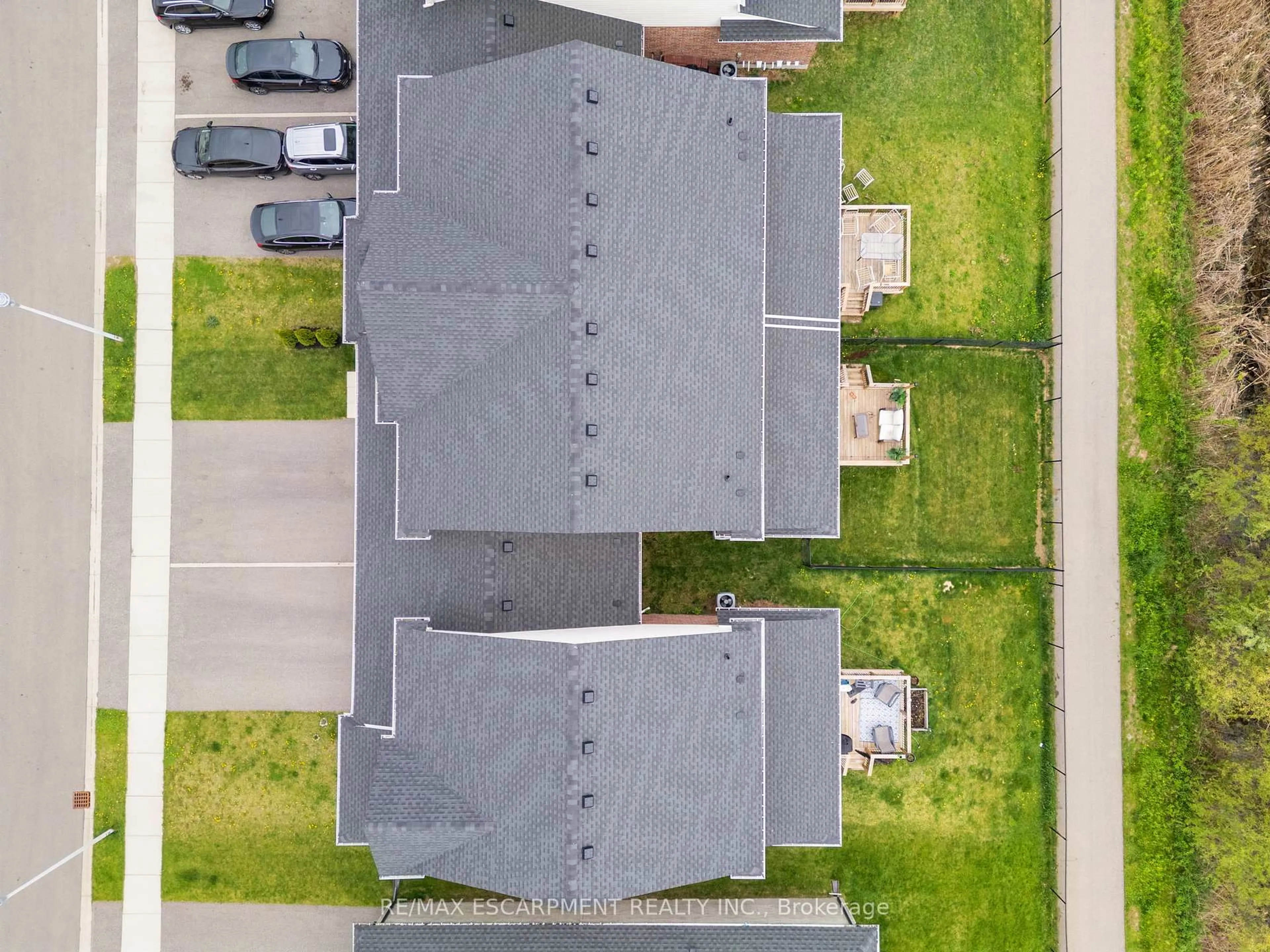 A pic from outside/outdoor area/front of a property/back of a property/a pic from drone, building for 18 Livingston Dr, Tillsonburg Ontario N4G 0J3