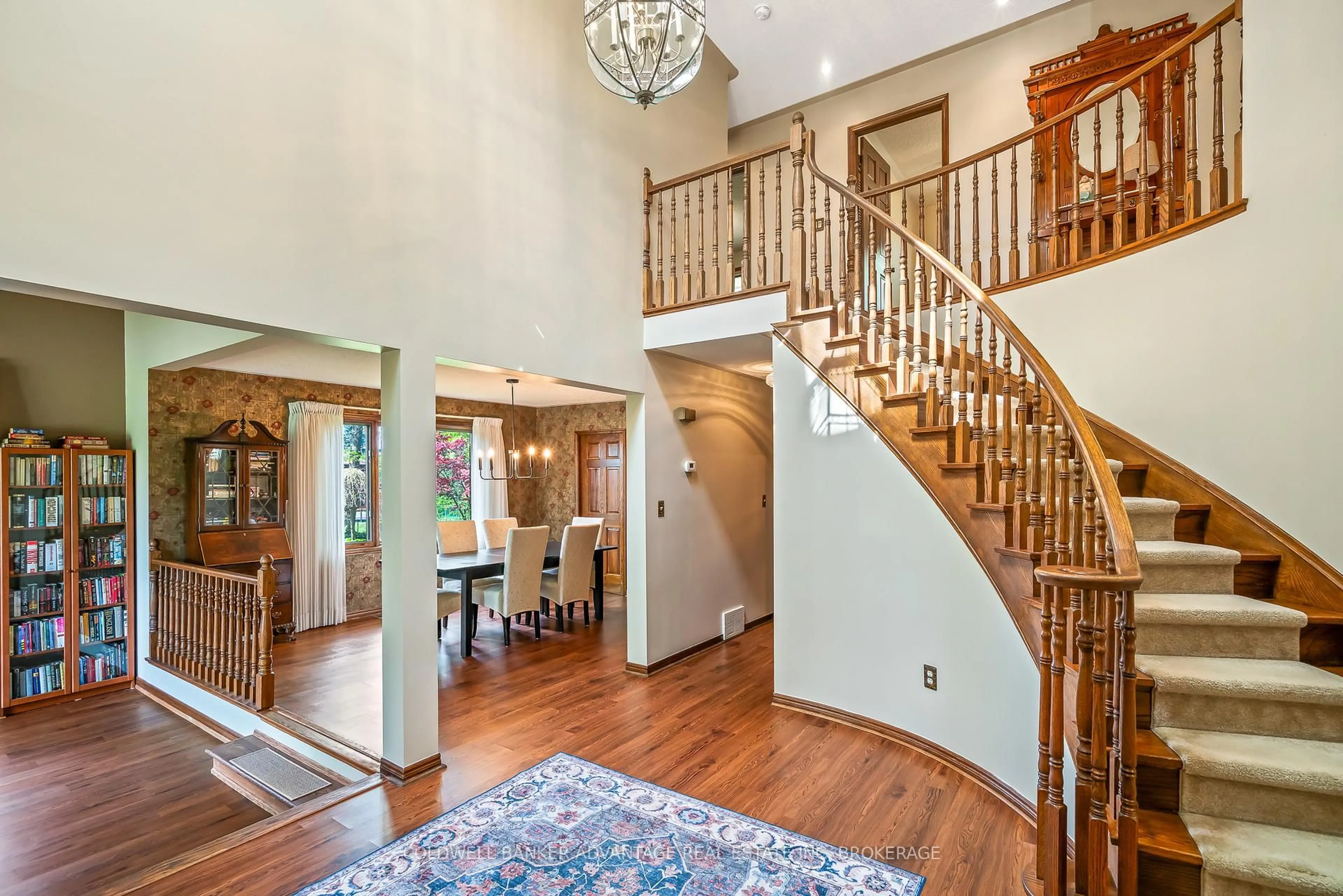 Indoor foyer for 7885 Beaverdams Rd, Niagara Falls Ontario L2H 1R6