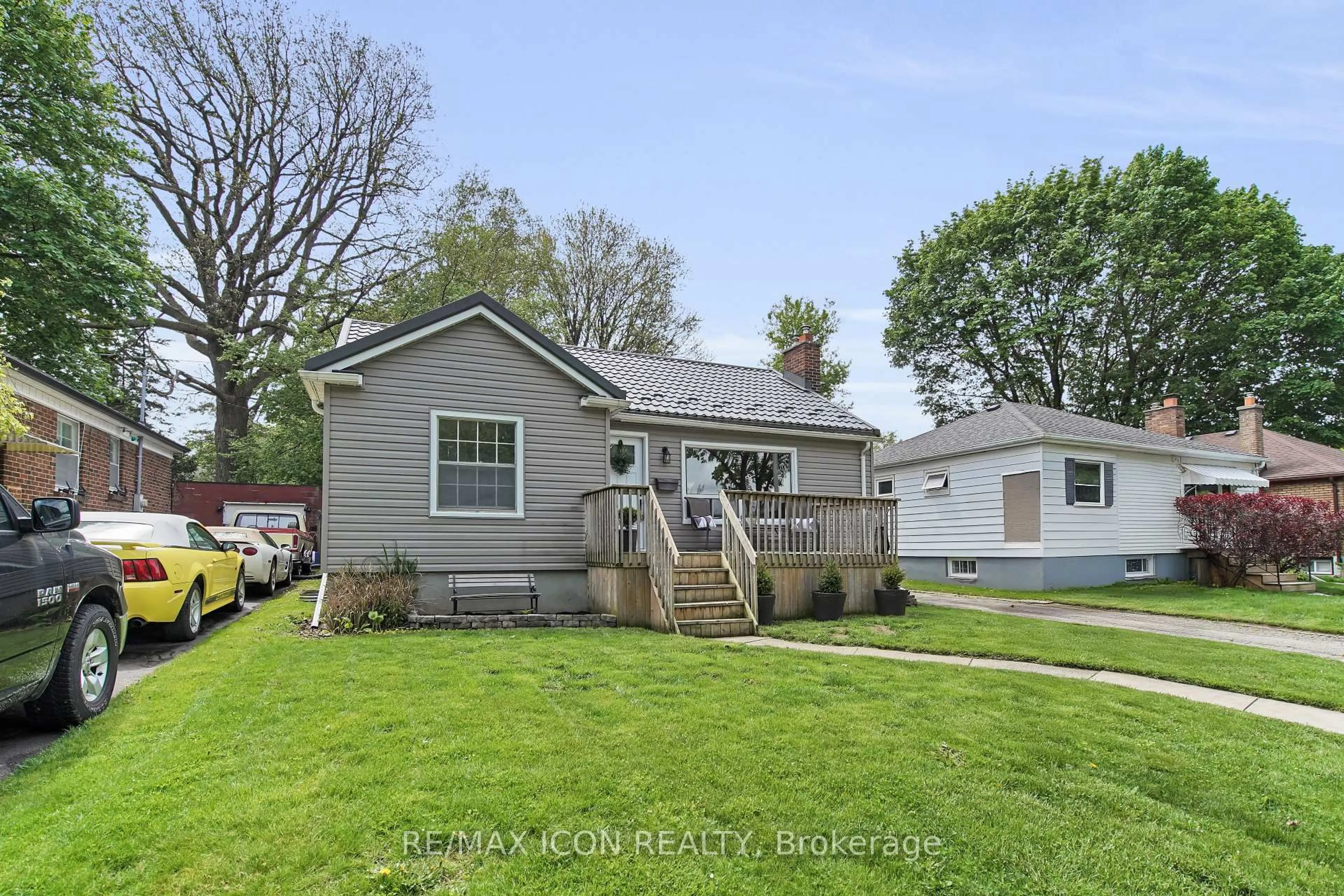 Home with vinyl exterior material, street for 1311 Langmuir Ave, London East Ontario N5W 2G5