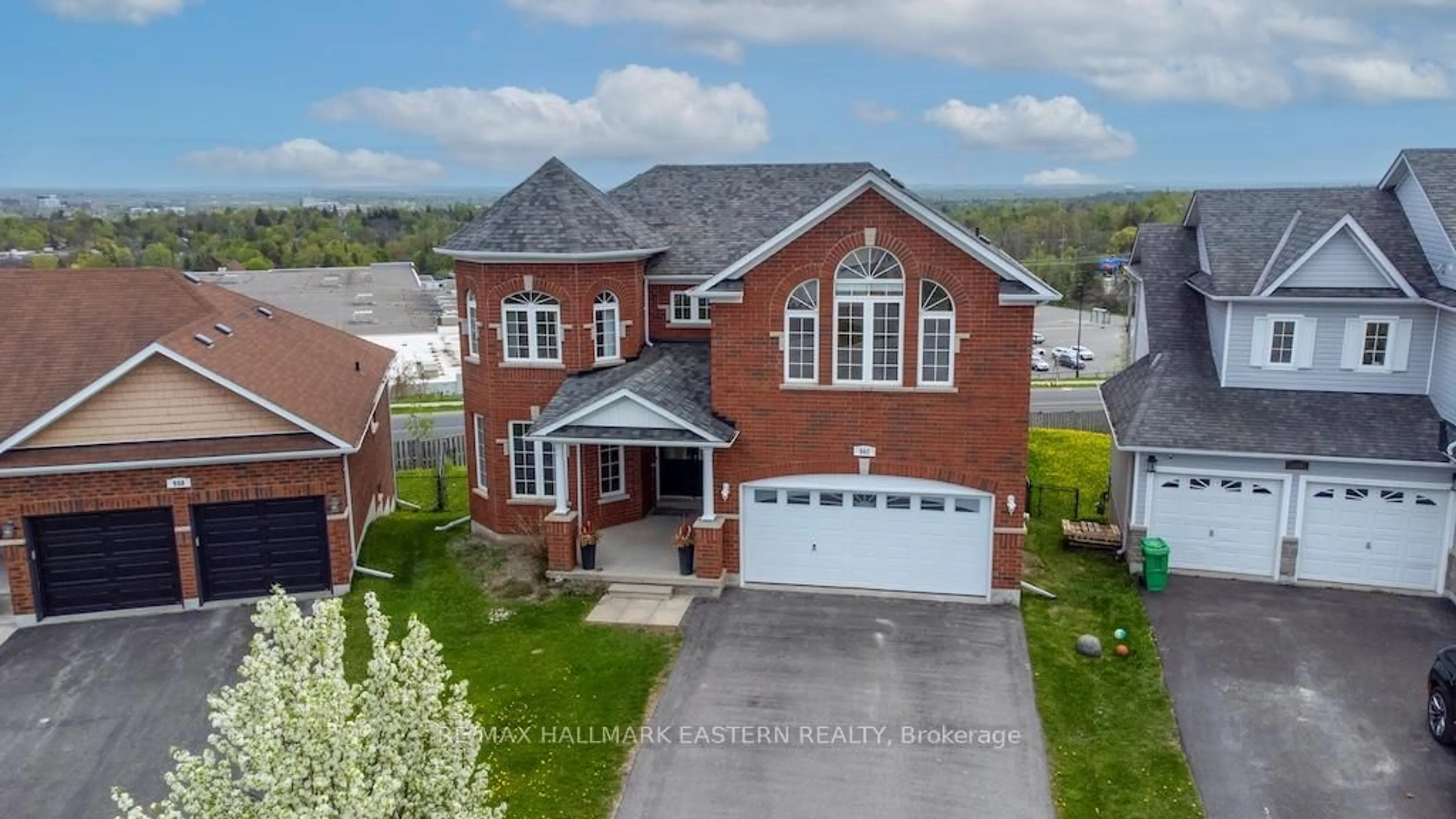 A pic from outside/outdoor area/front of a property/back of a property/a pic from drone, street for 962 Baker St, Peterborough North Ontario K9H 7P7