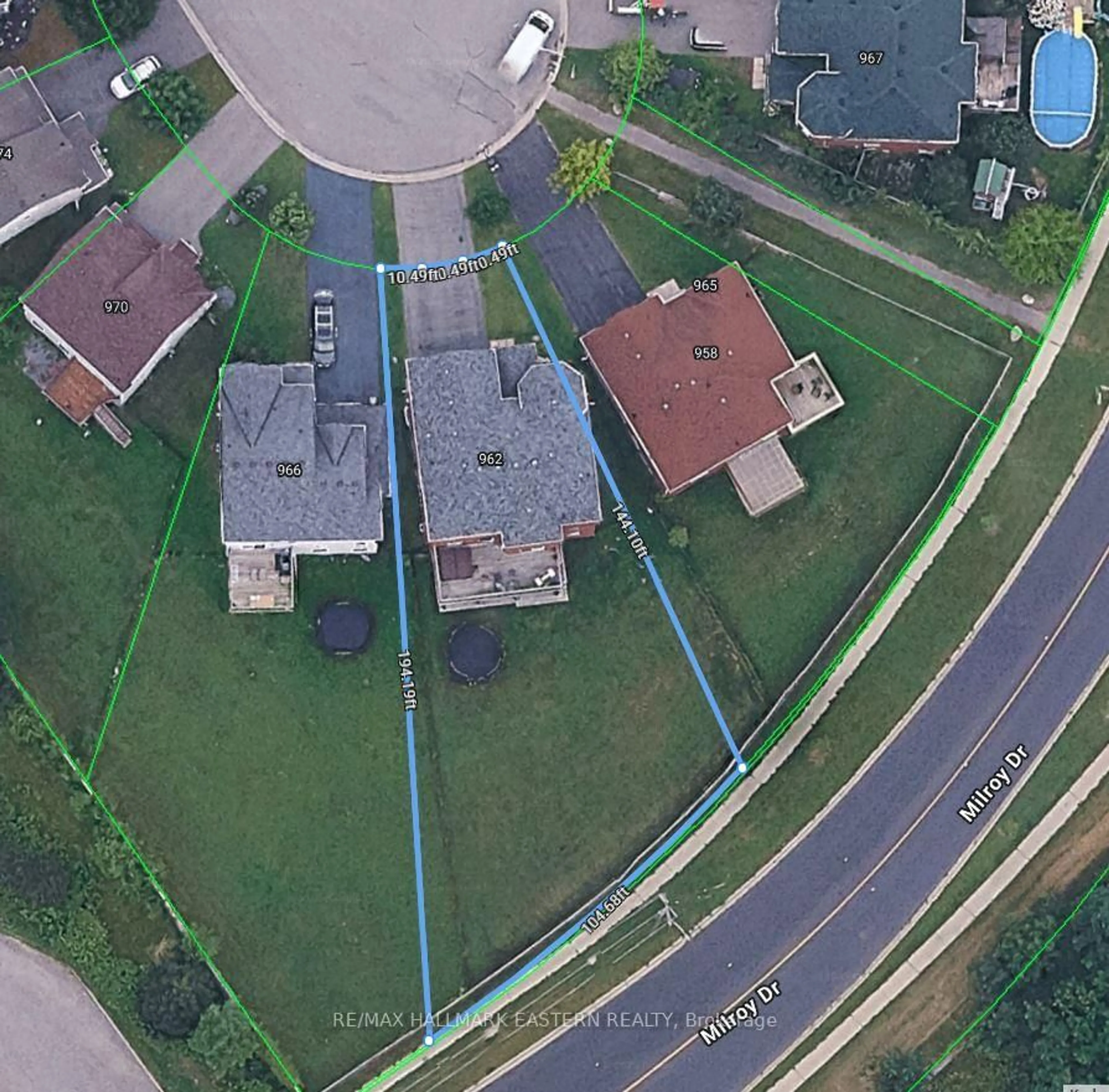 A pic from outside/outdoor area/front of a property/back of a property/a pic from drone, street for 962 Baker St, Peterborough North Ontario K9H 7P7