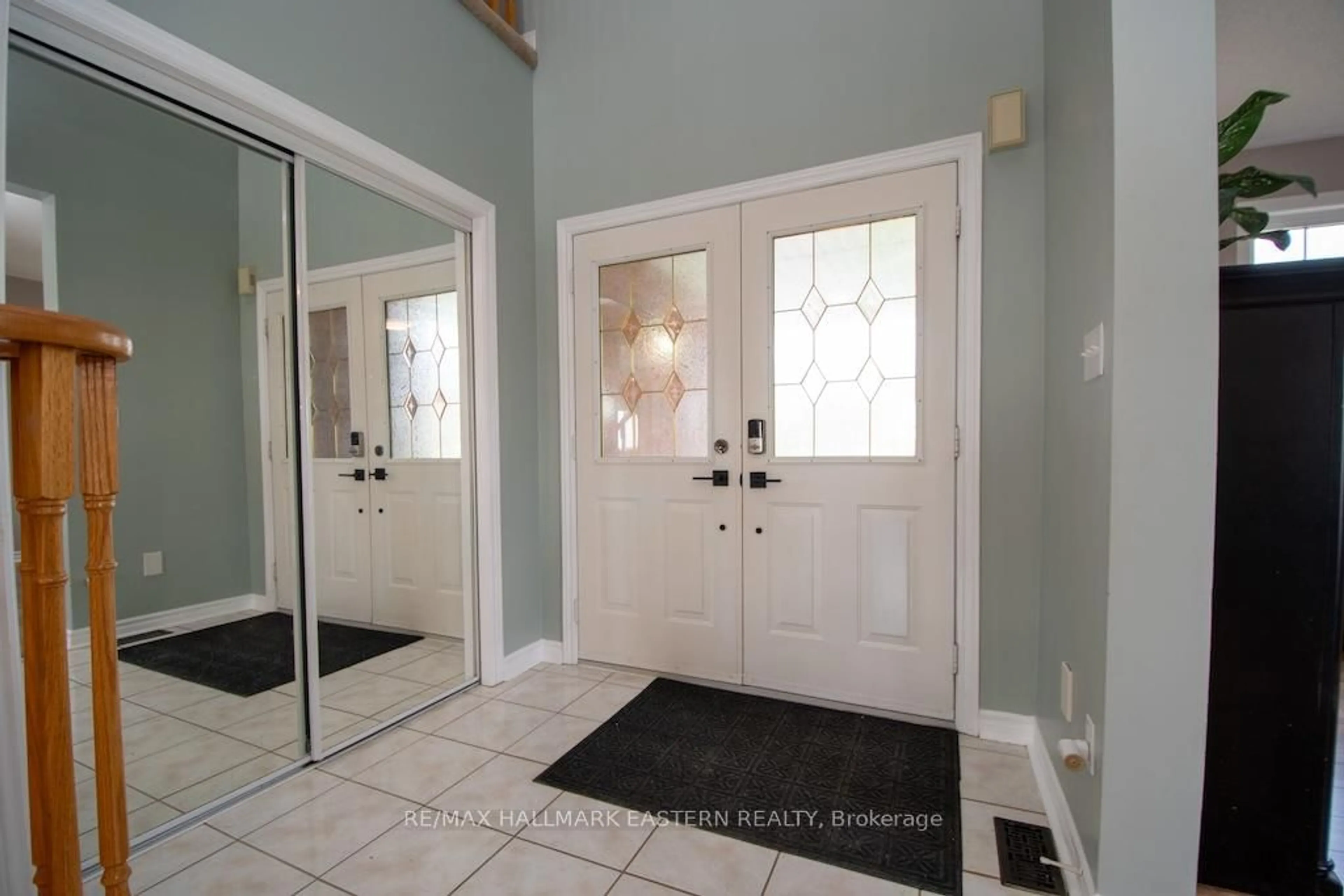 Indoor entryway for 962 Baker St, Peterborough North Ontario K9H 7P7