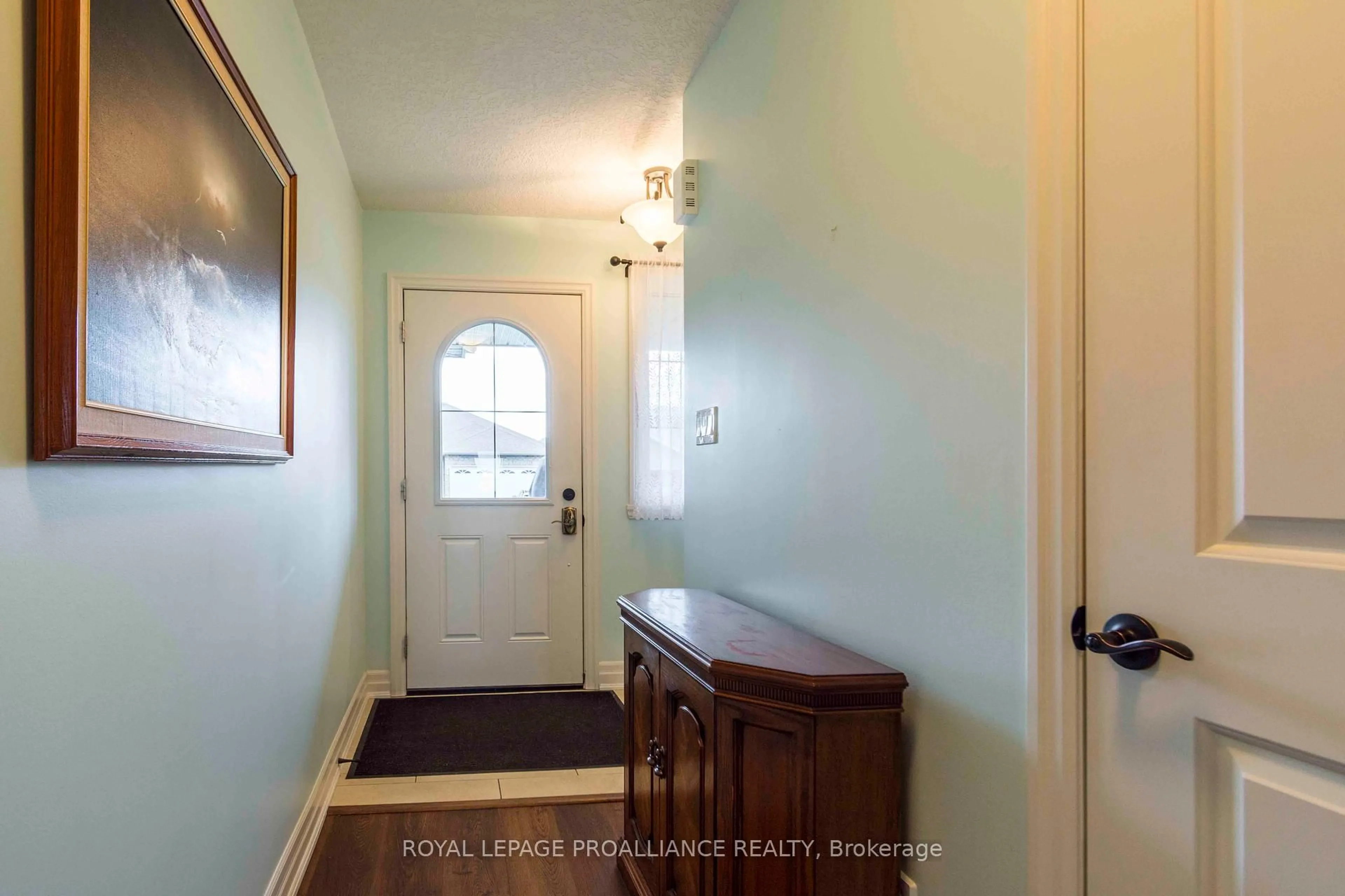 Indoor entryway for 24 Cortland Cres, Quinte West Ontario K8V 0E9