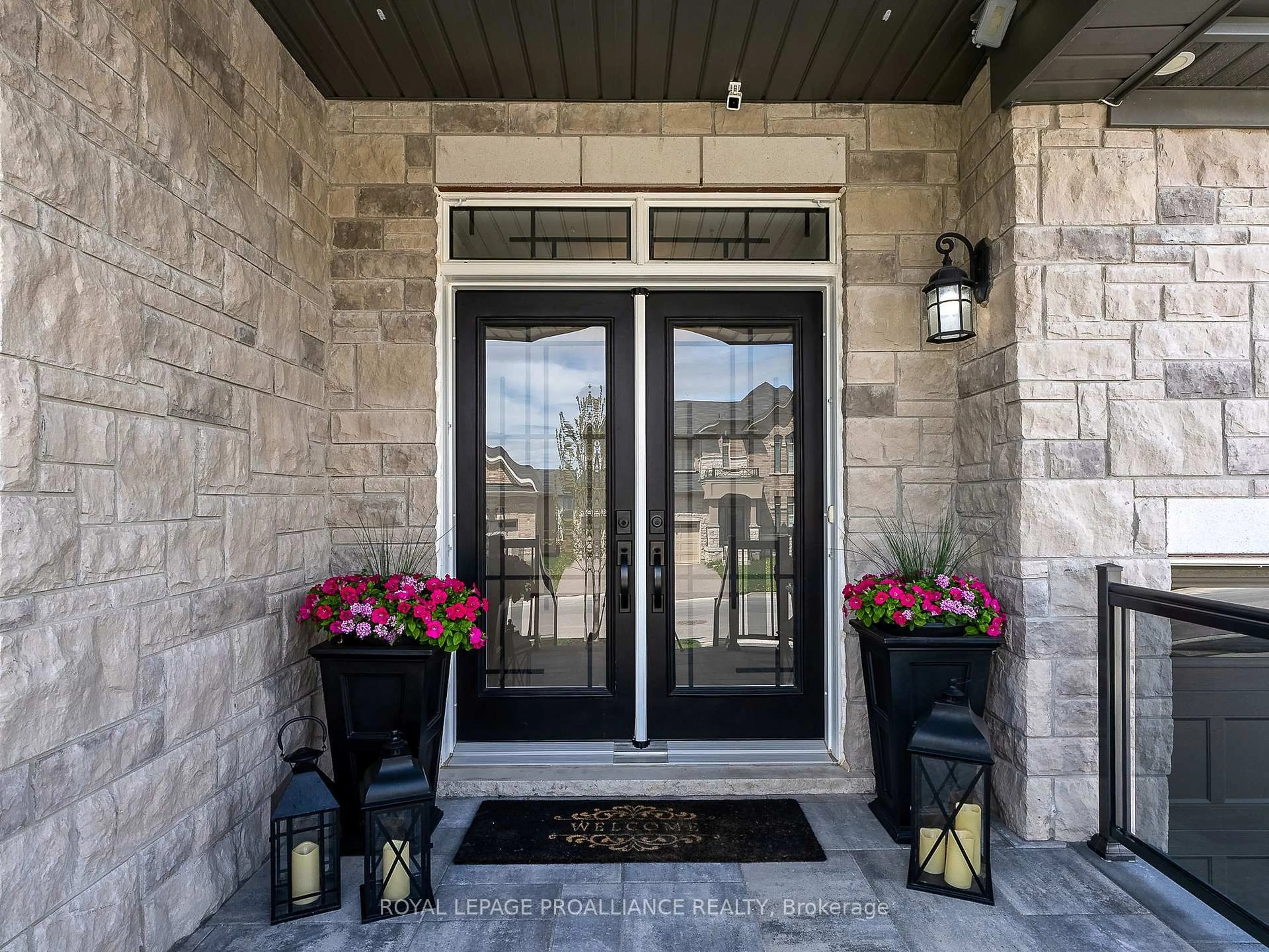Indoor entryway for 137 Highlands Blvd, Cavan Monaghan Ontario L0A 1G0