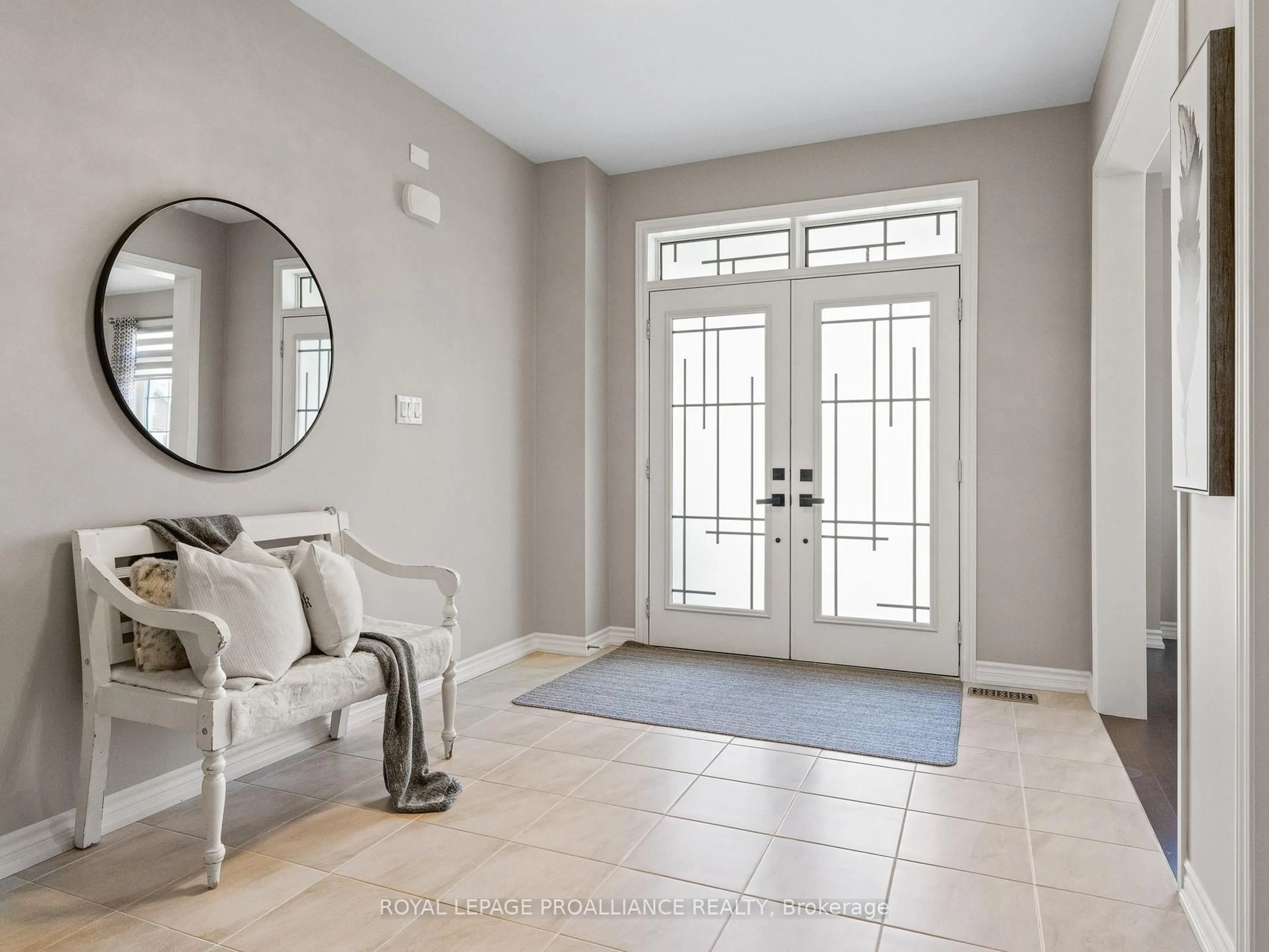 Indoor entryway for 137 Highlands Blvd, Cavan Monaghan Ontario L0A 1G0