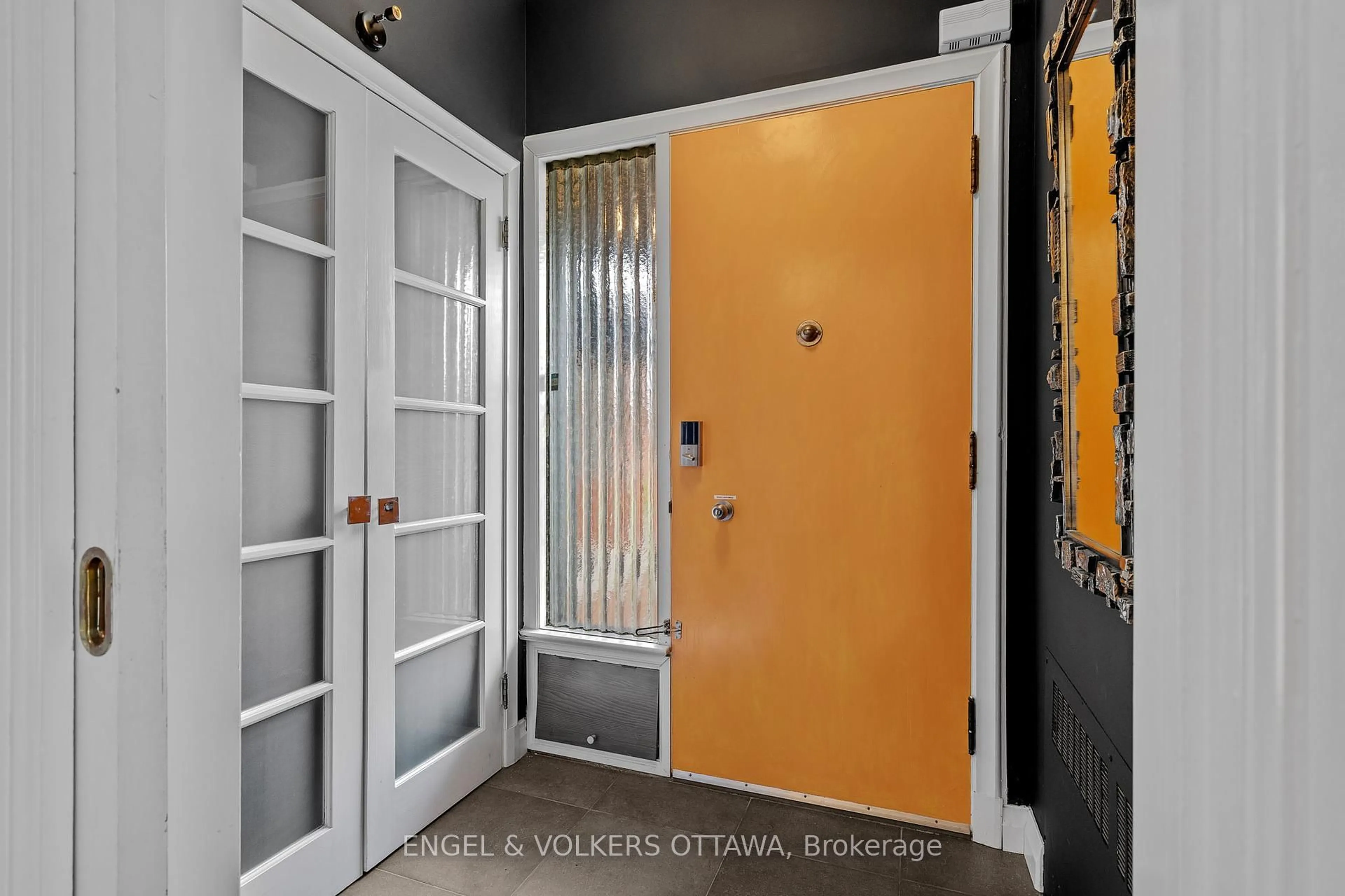 Indoor entryway for 165 Island Park Dr, Ottawa Ontario K1Y 0A1