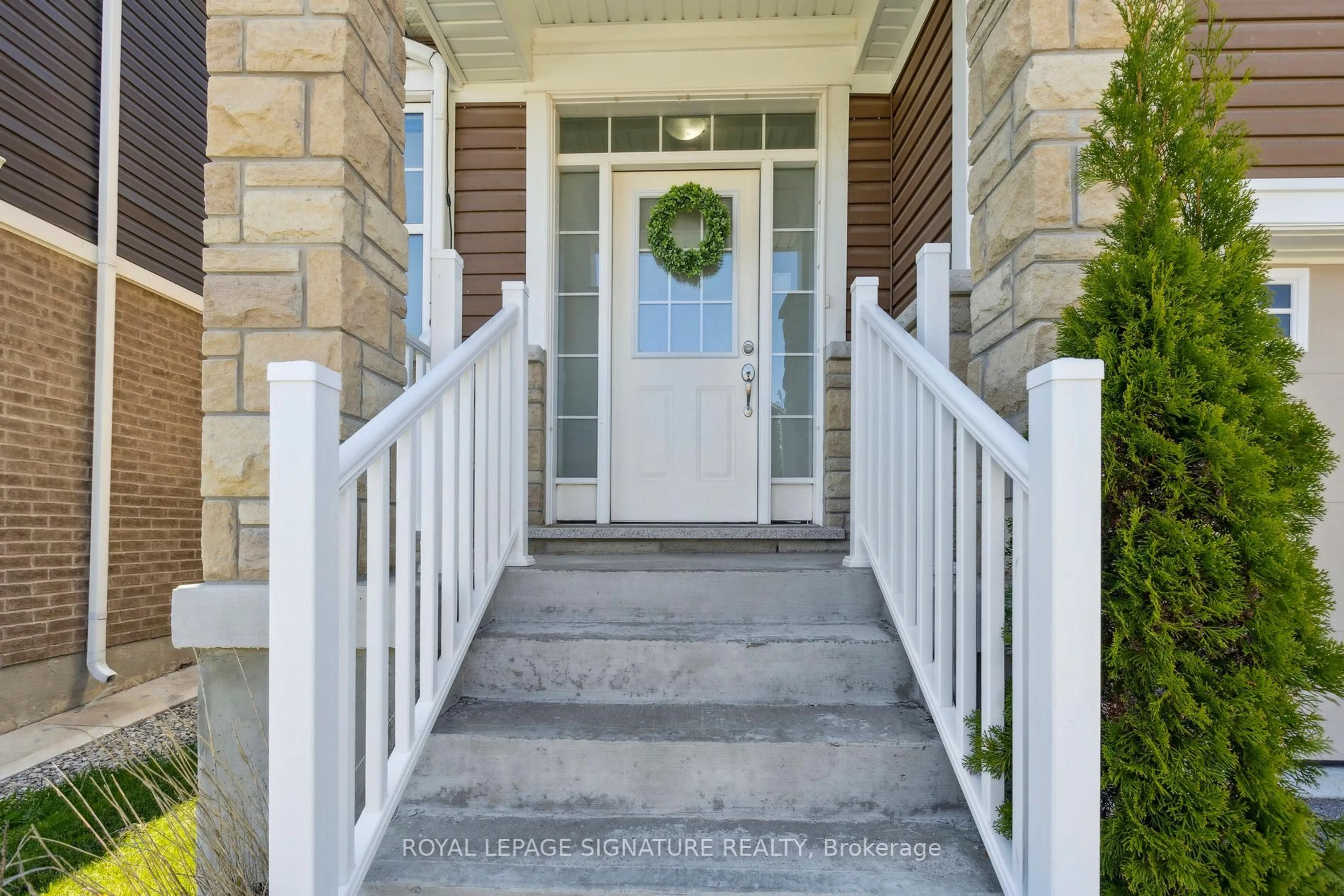 Indoor entryway for 28 Dressage Tr, Cambridge Ontario N3E 0C3
