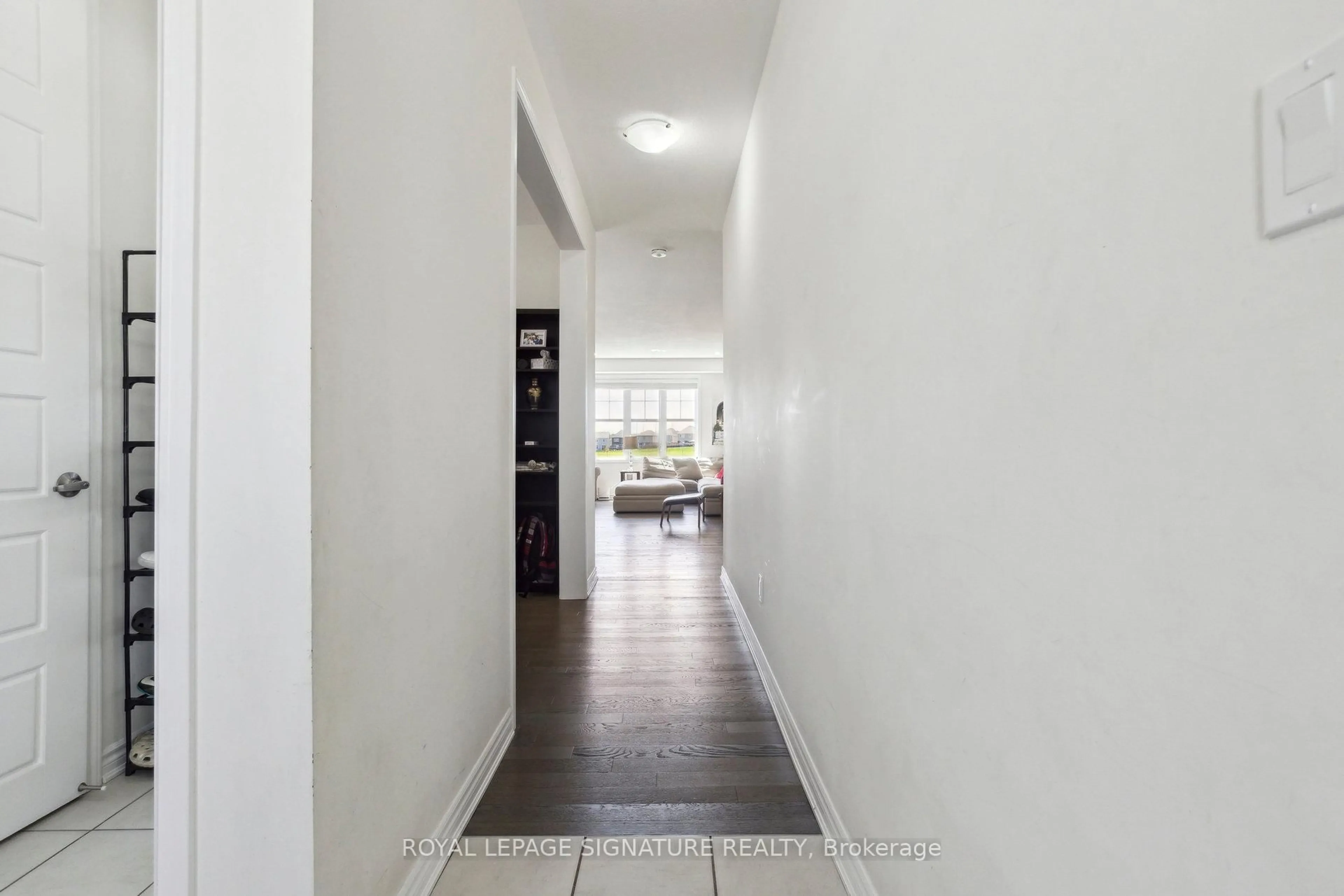 Indoor entryway for 28 Dressage Tr, Cambridge Ontario N3E 0C3