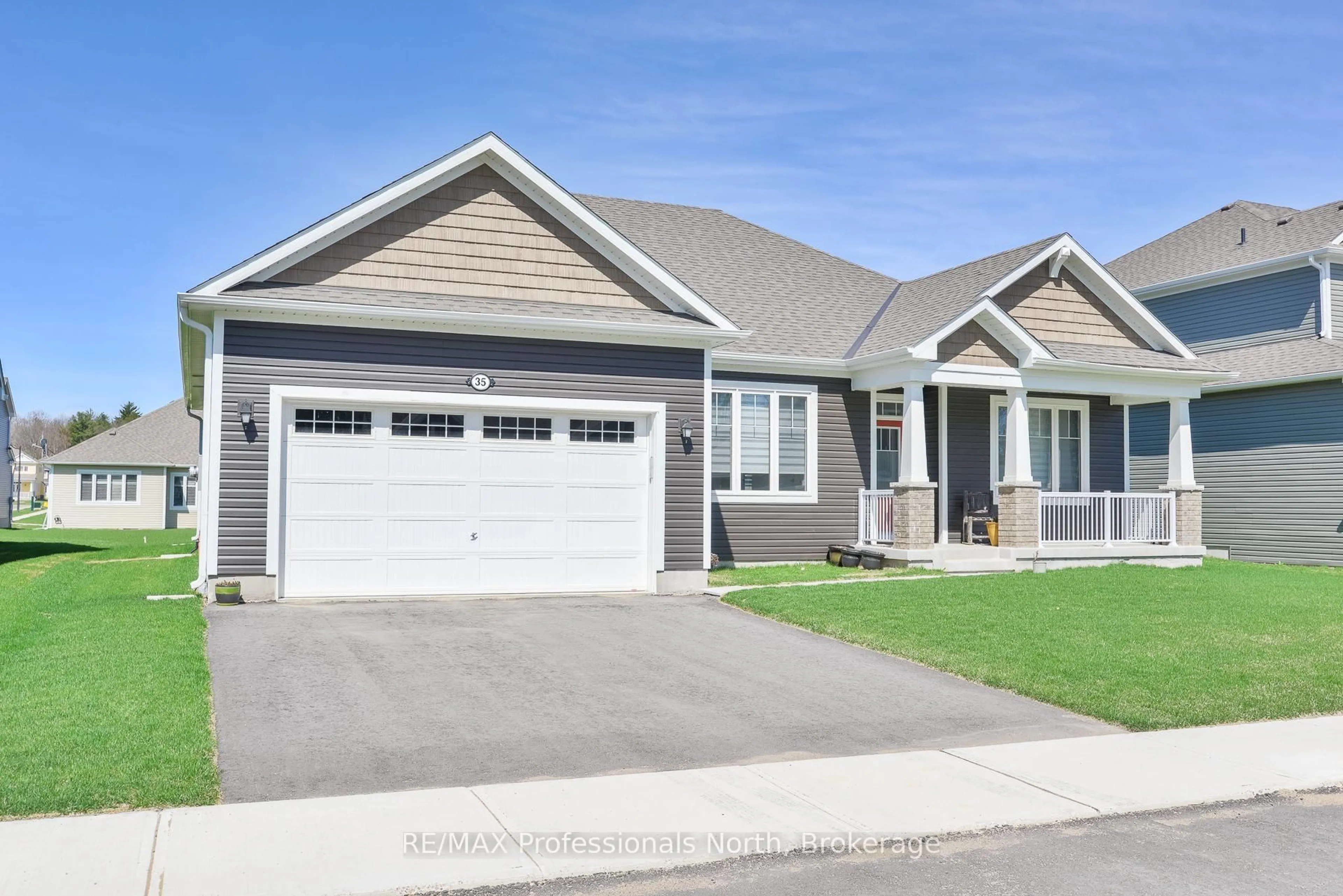 Home with vinyl exterior material, street for 35 Dyer Cres, Bracebridge Ontario P1L 0N4