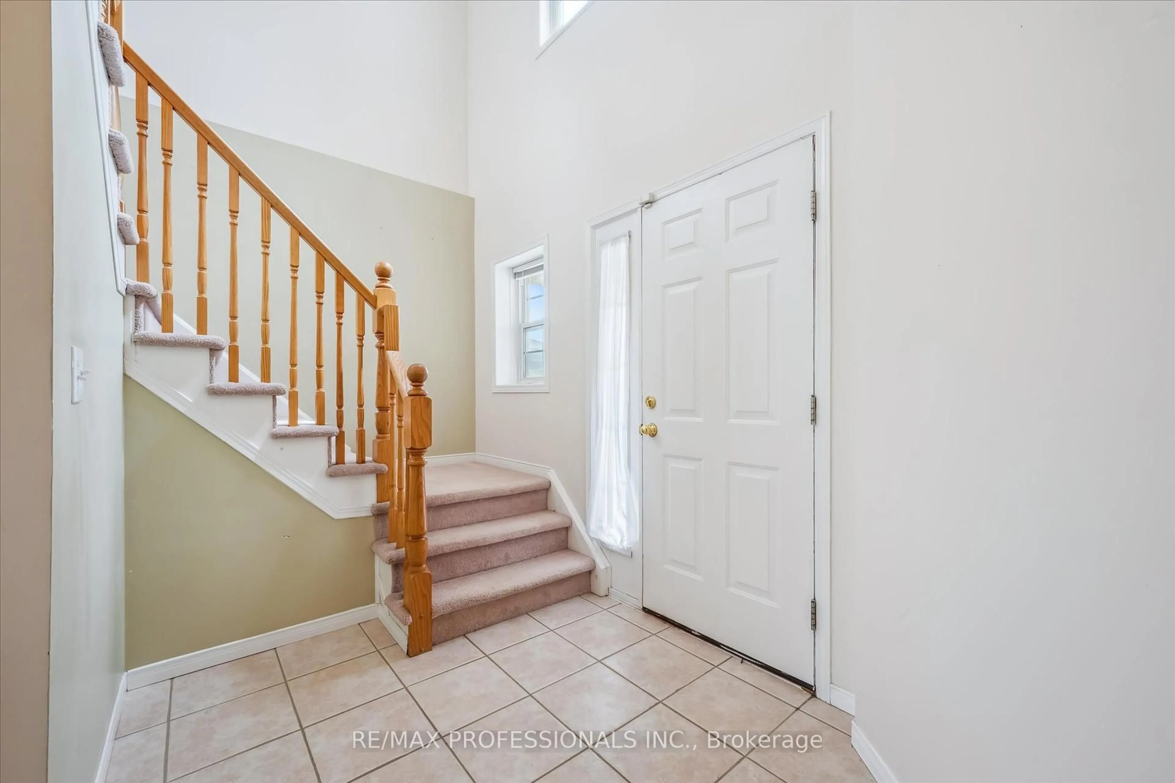 Indoor entryway for 165 Silurian Dr, Guelph Ontario N1E 7E6