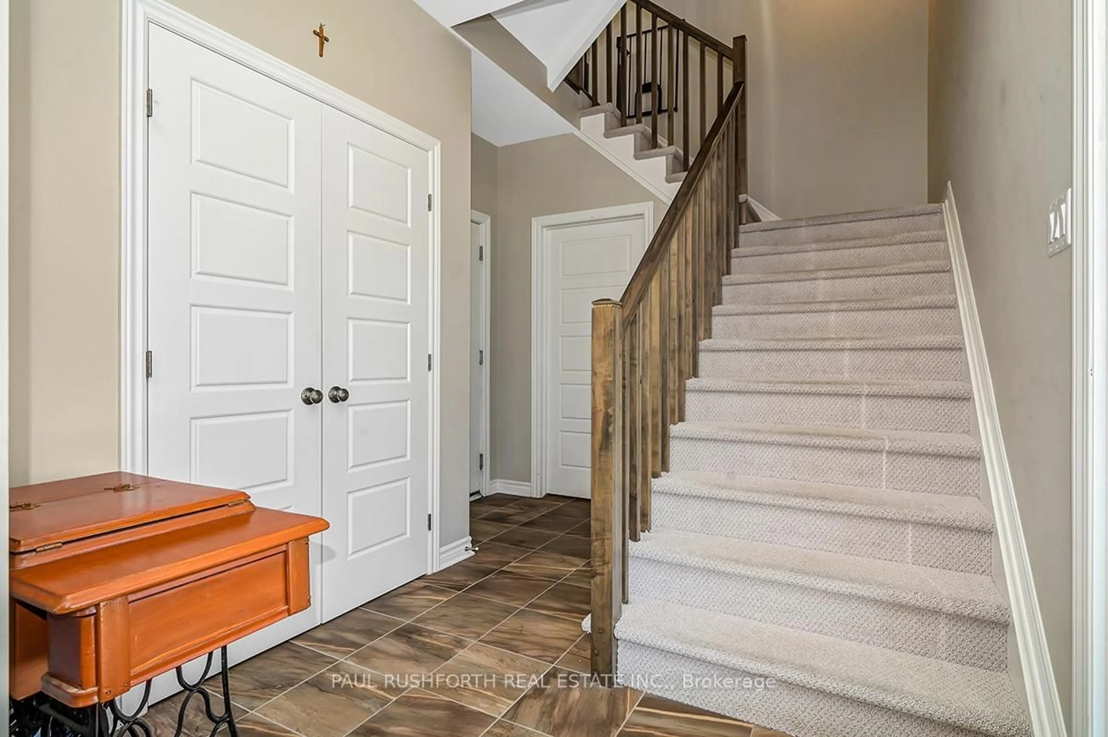 Indoor entryway for 610 Chaperal Private N/A, Ottawa Ontario K4A 0Y2