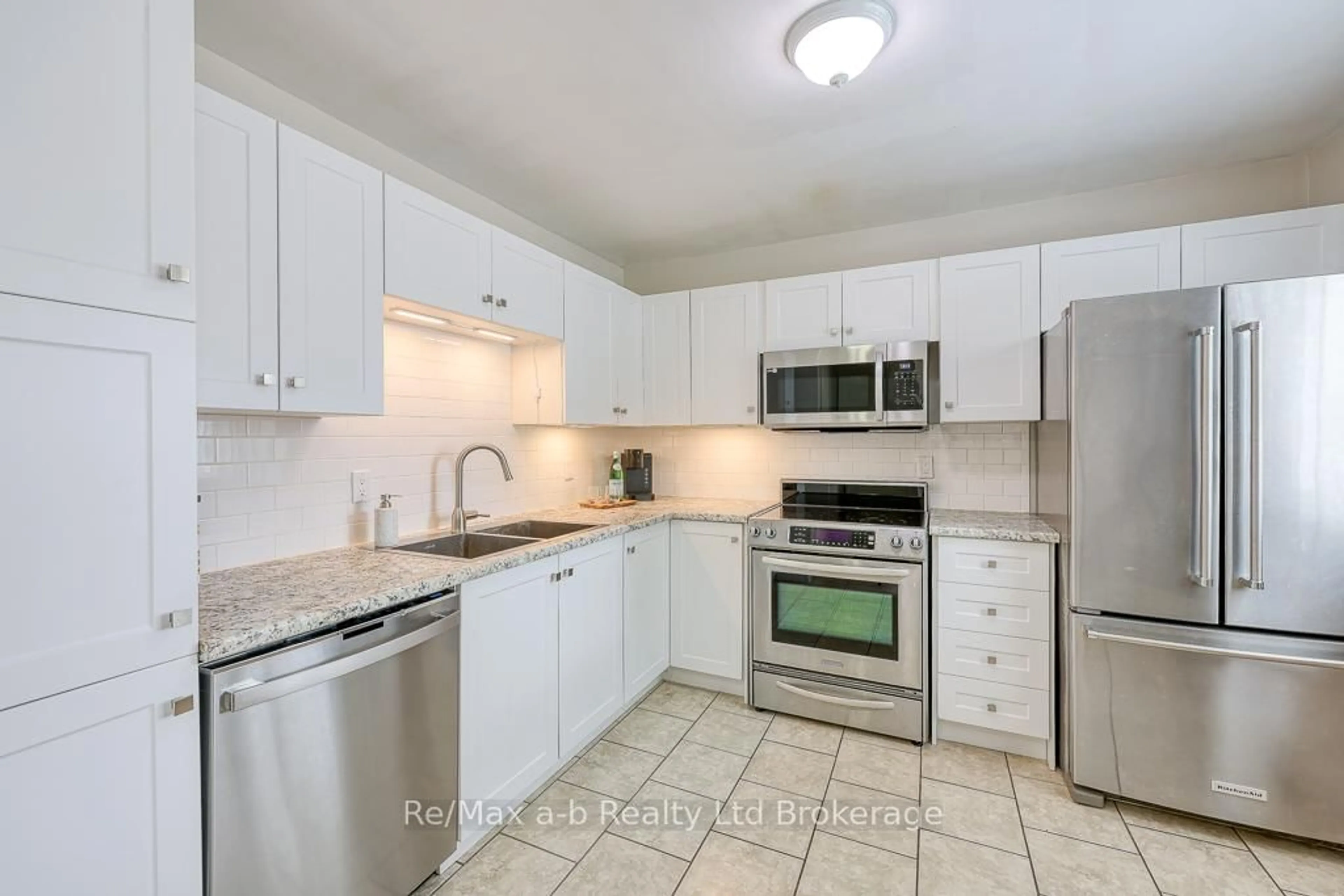 Standard kitchen, ceramic/tile floor for 478 Springbank Ave #3, Woodstock Ontario N4T 1K7