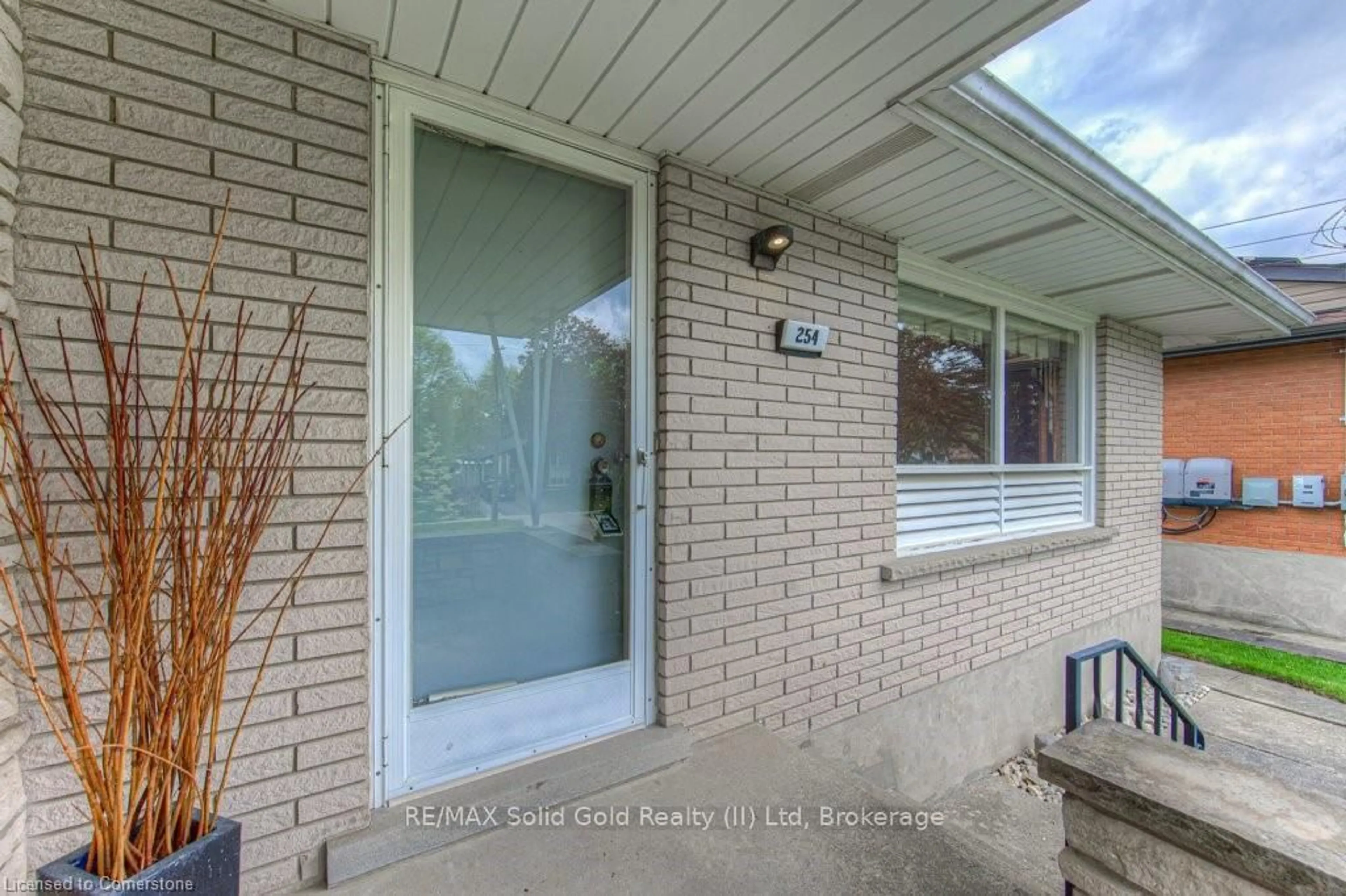 Indoor entryway for 254 Village Rd, Kitchener Ontario N2M 4L4