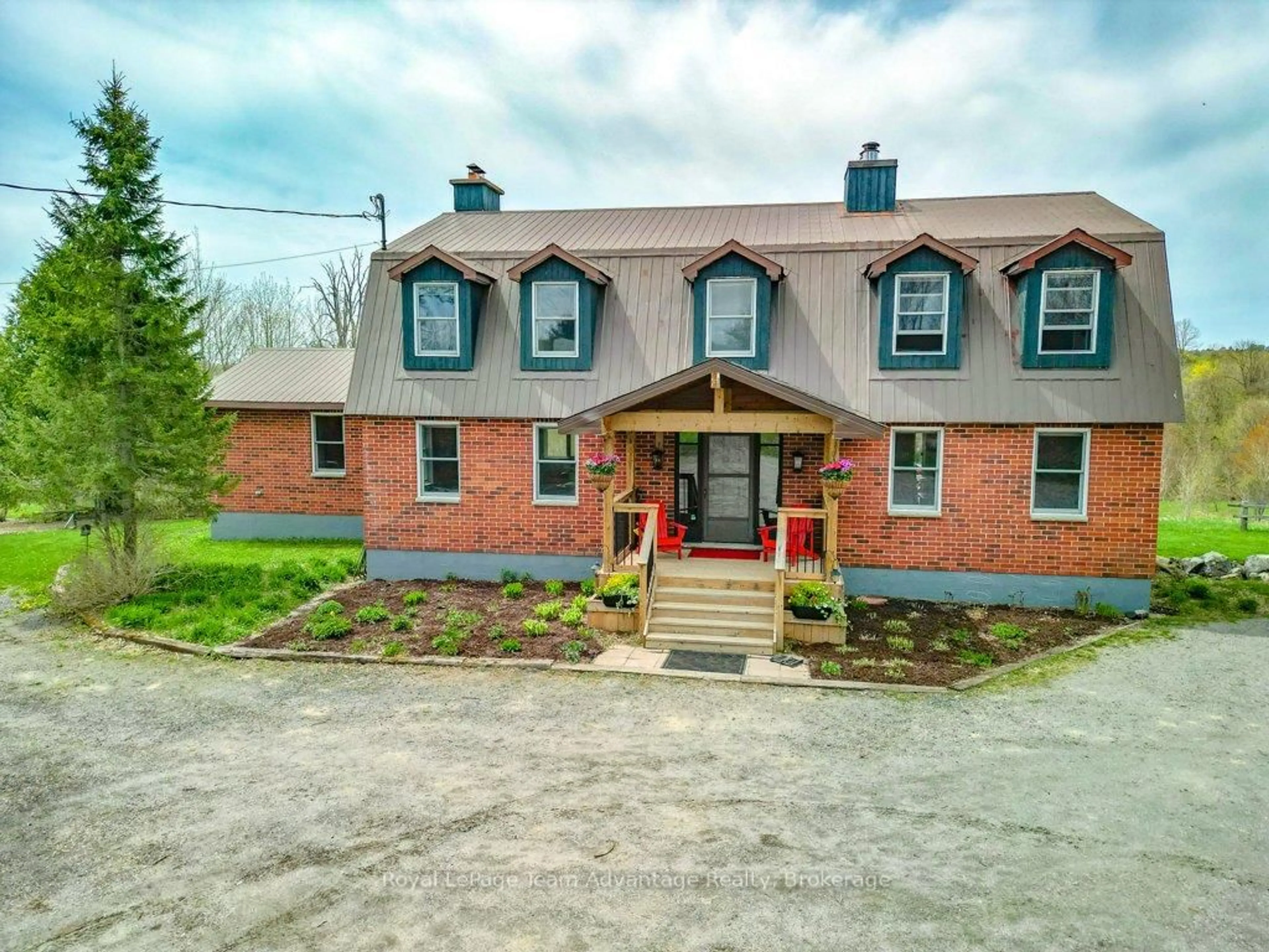 A pic from outside/outdoor area/front of a property/back of a property/a pic from drone, building for 25 Bradley Rd, Seguin Ontario P2A 0B6