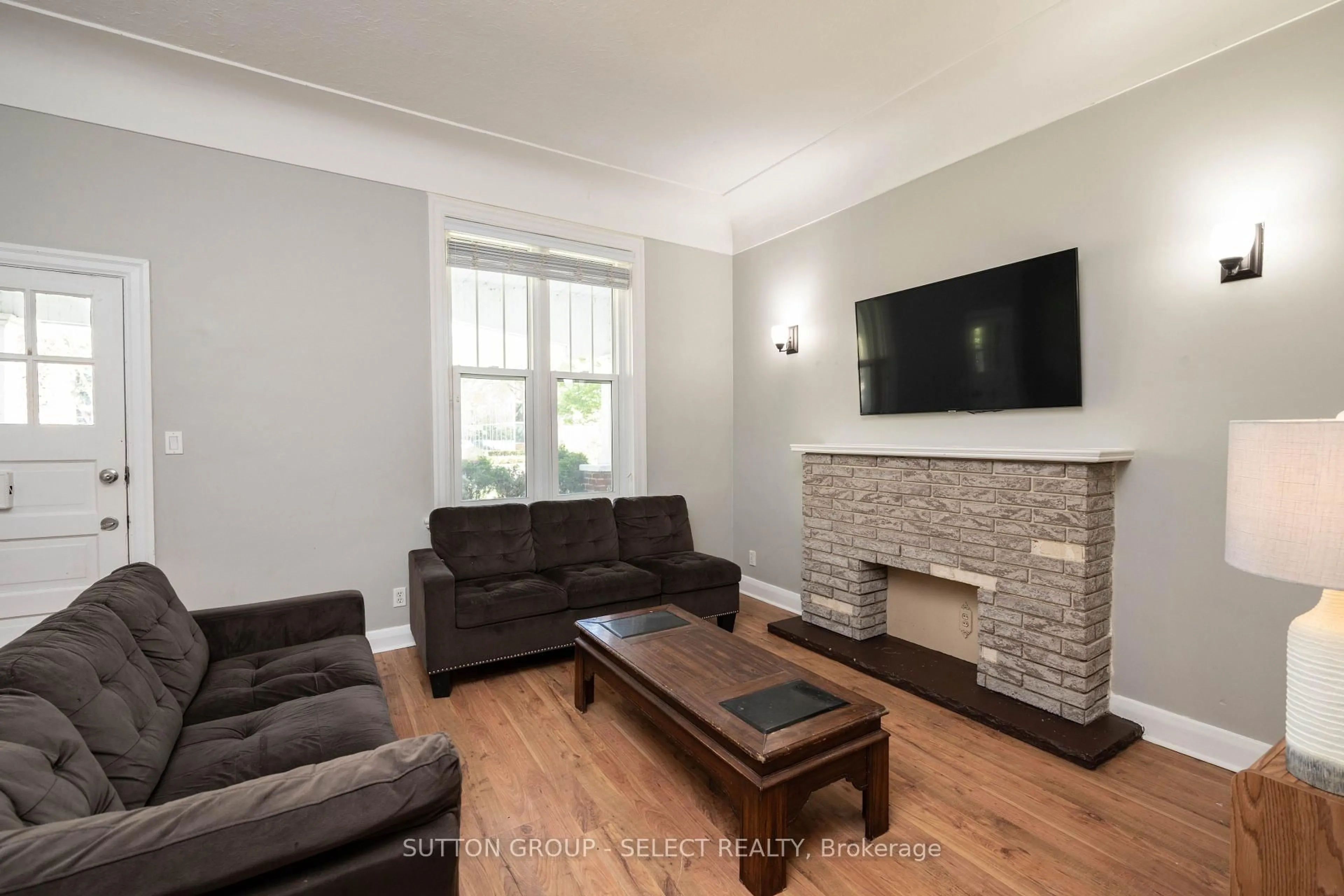 Living room with furniture, wood/laminate floor for 289 Pall Mall St, London East Ontario N6B 2G8