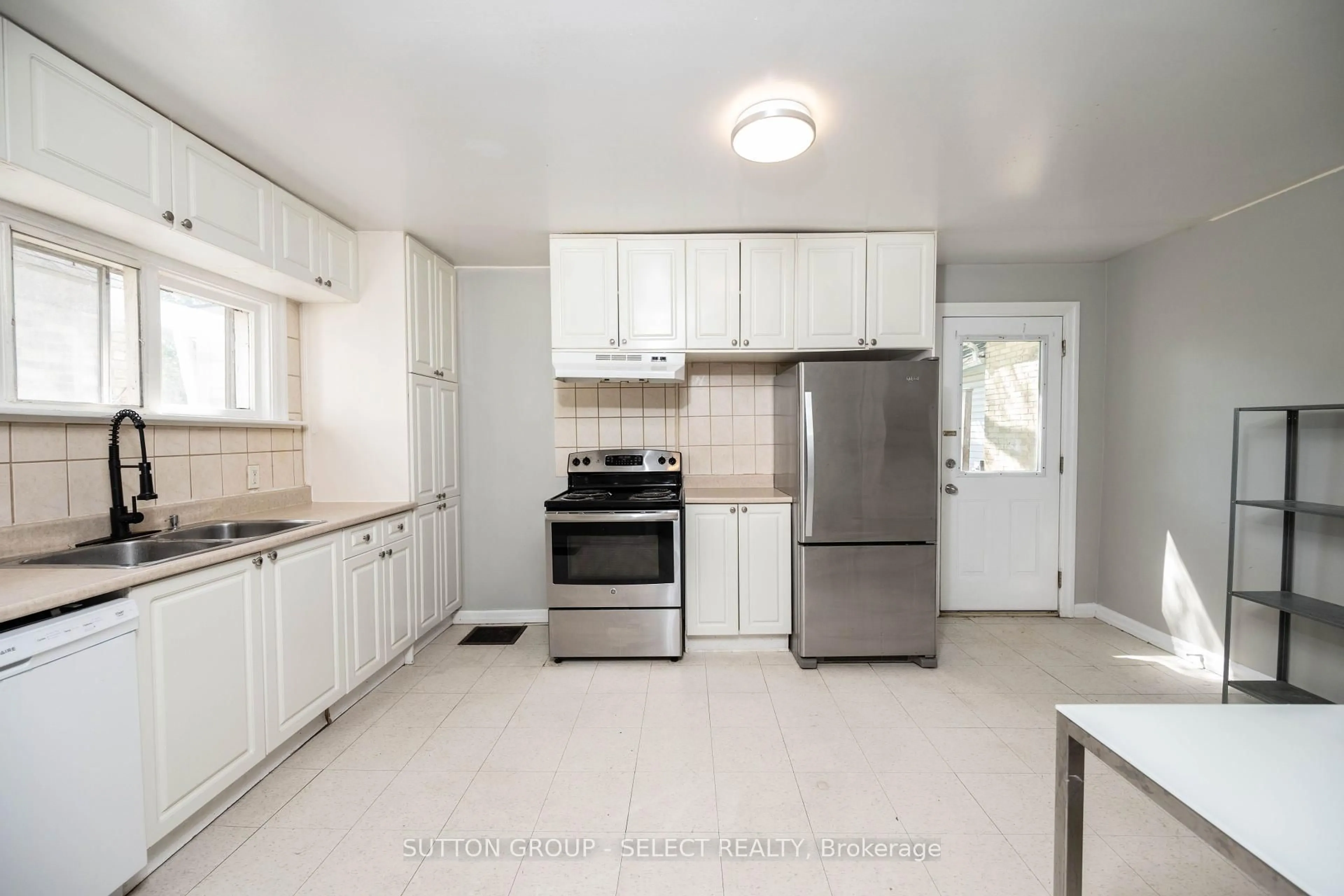 Standard kitchen, ceramic/tile floor for 289 Pall Mall St, London East Ontario N6B 2G8