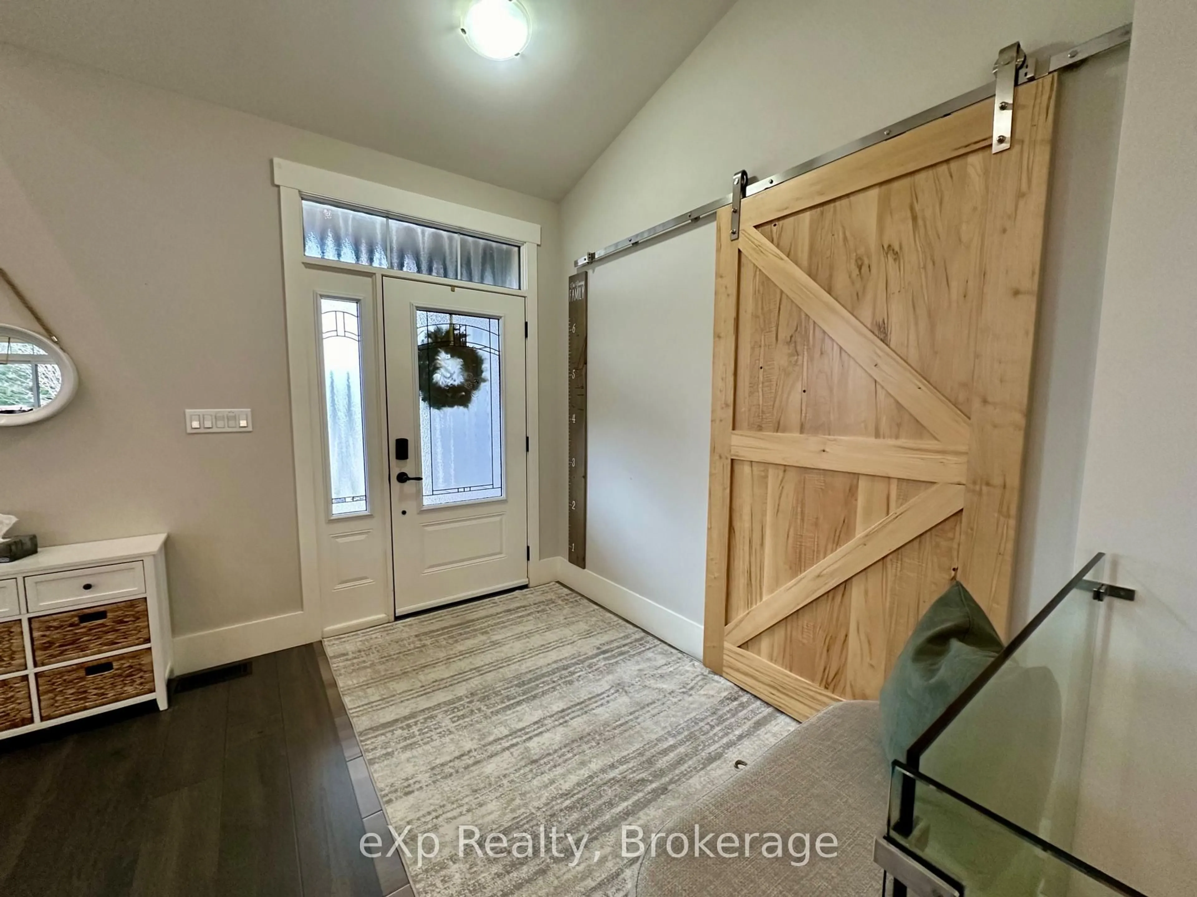 Indoor entryway for 10 Woodstream Dr, Huntsville Ontario P1H 0B7