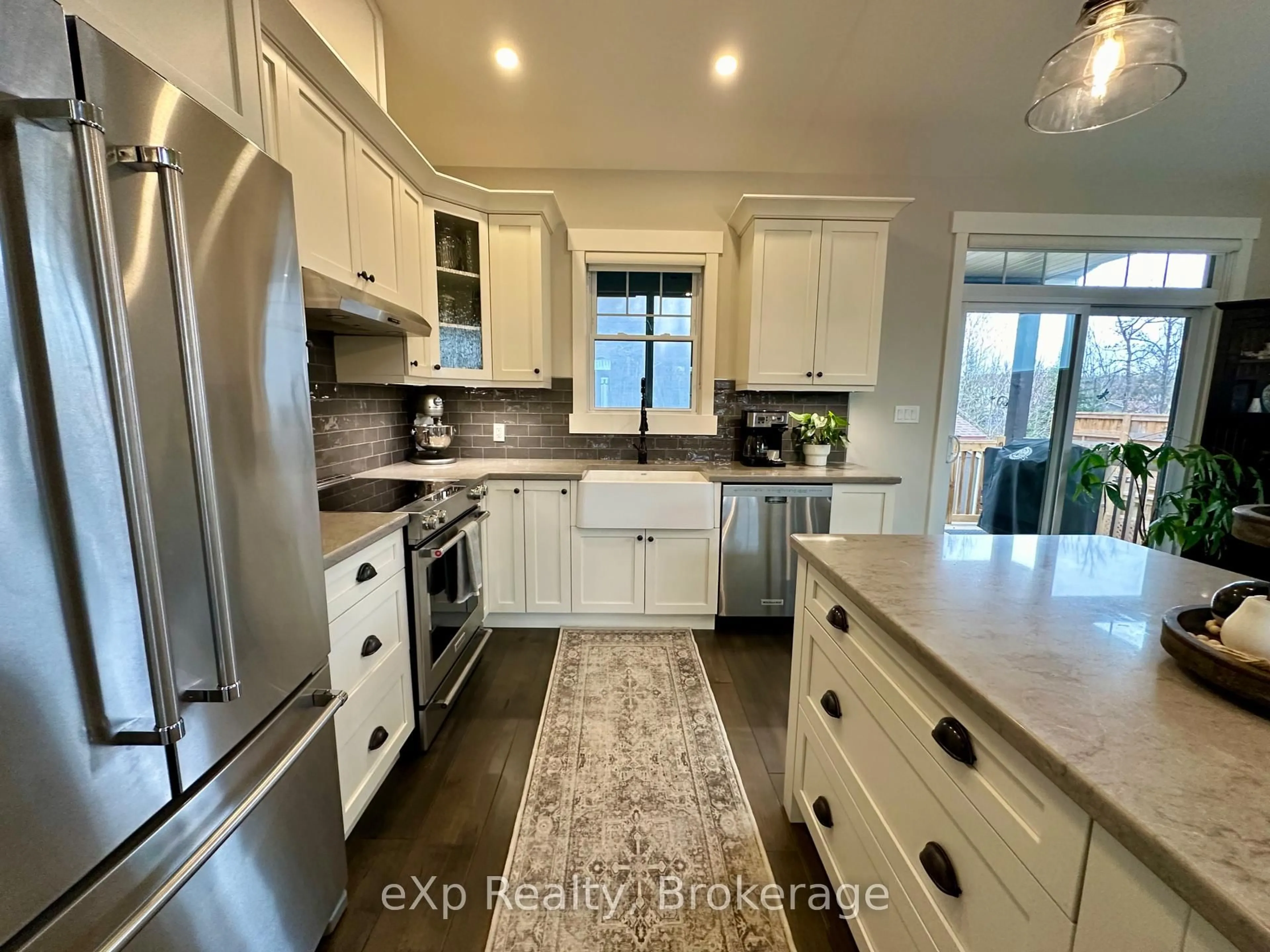 Open concept kitchen, ceramic/tile floor for 10 Woodstream Dr, Huntsville Ontario P1H 0B7