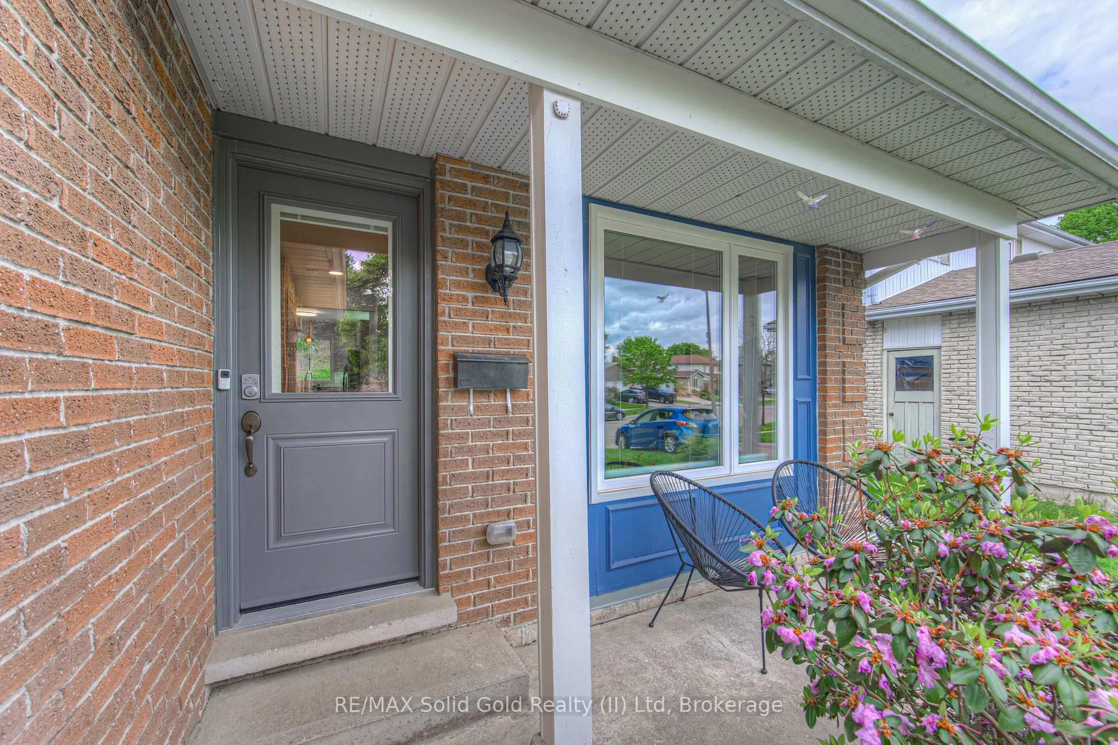 Indoor entryway for 57 Royal Orchard Dr, Kitchener Ontario N2N 1J8