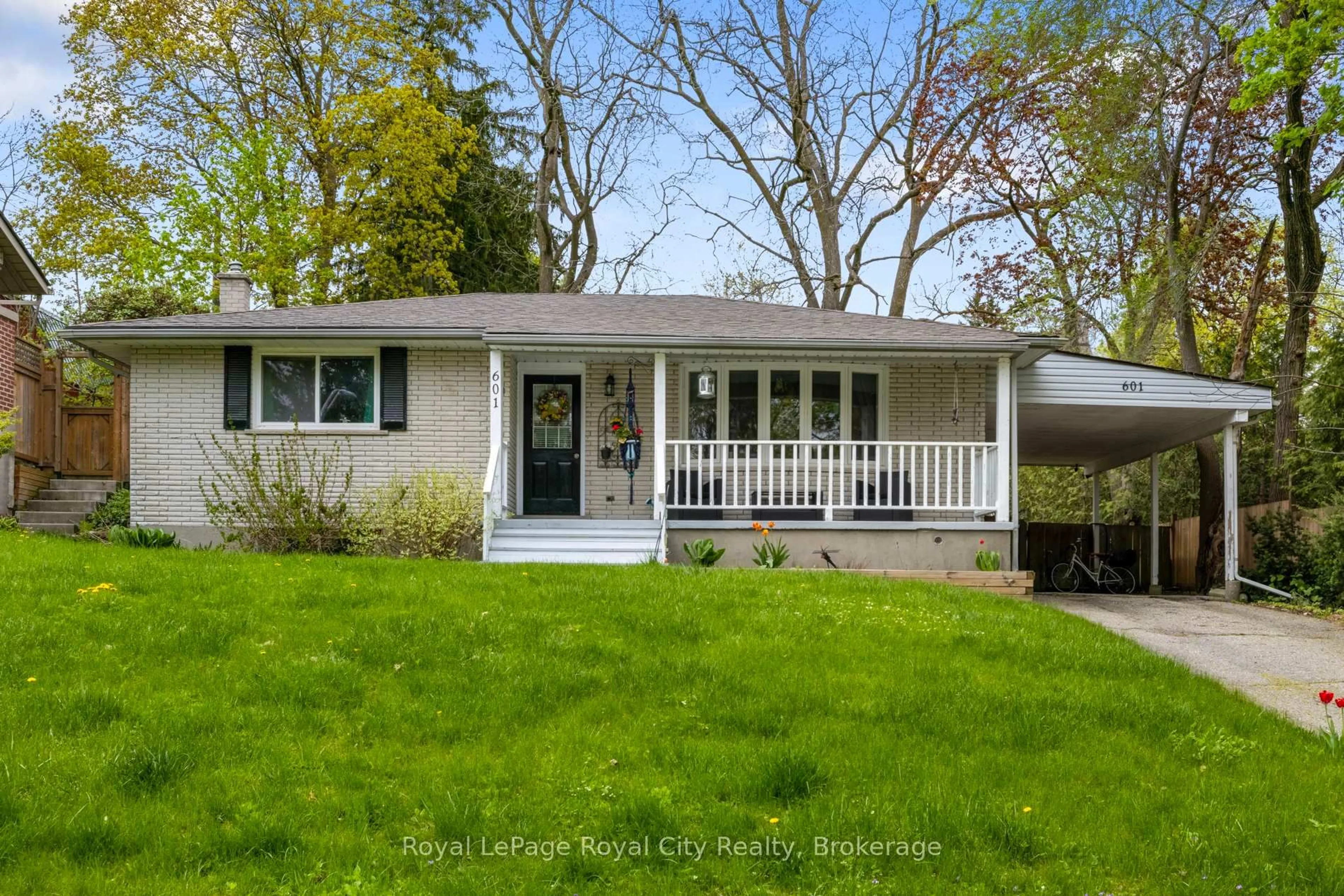 Home with vinyl exterior material, street for 601 Colquhoun St, Centre Wellington Ontario N1M 1S2