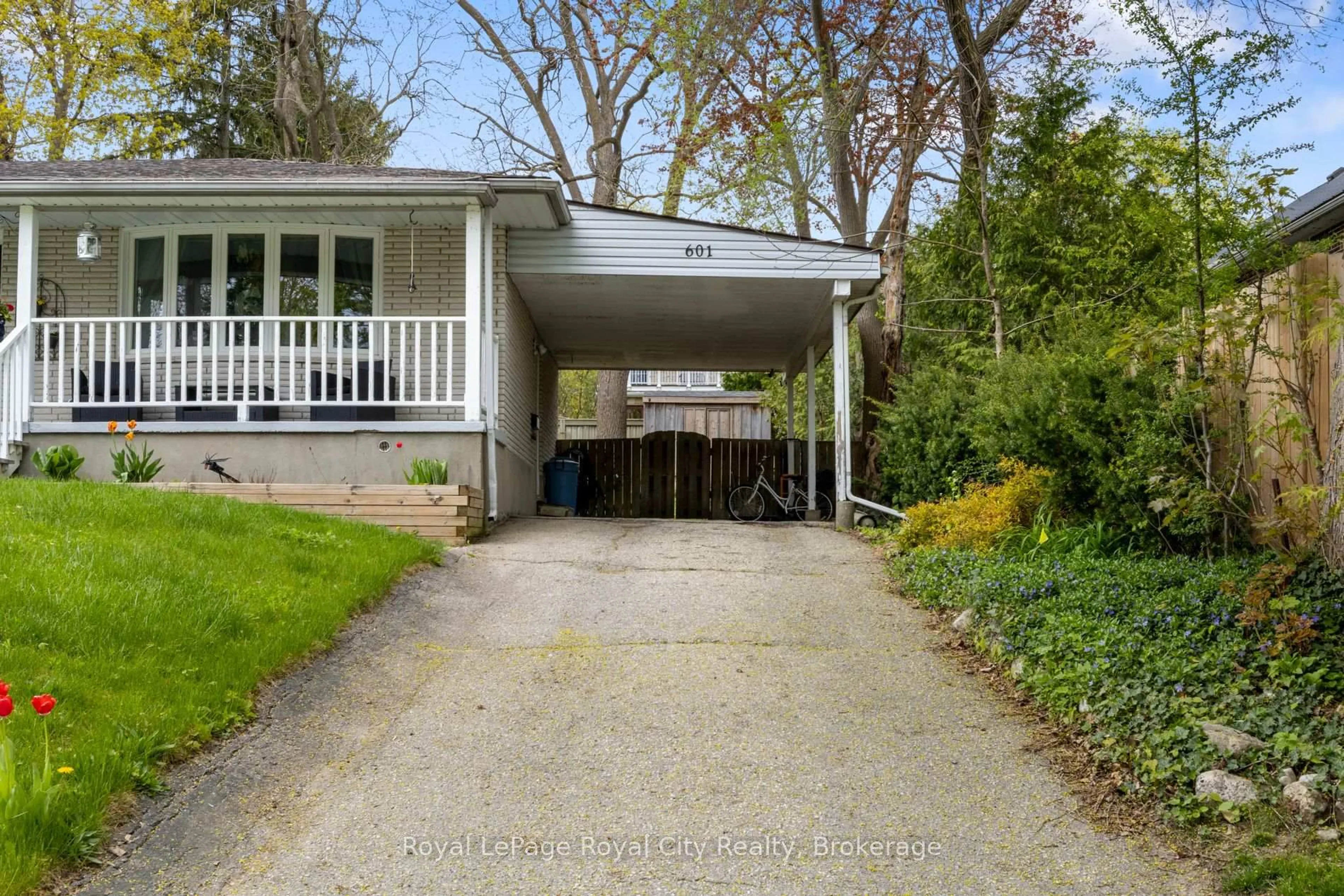 Patio, street for 601 Colquhoun St, Centre Wellington Ontario N1M 1S2