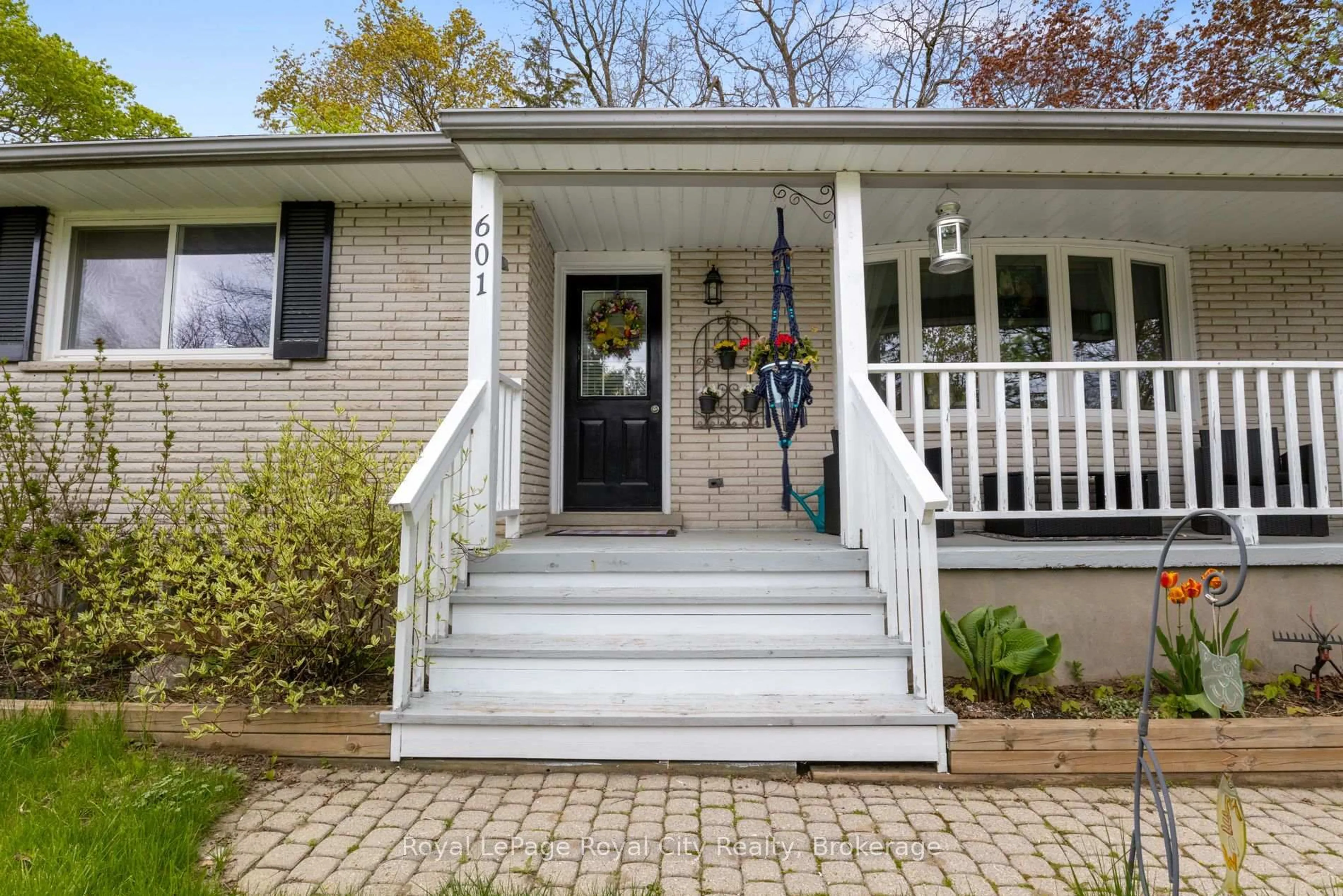 Home with vinyl exterior material, street for 601 Colquhoun St, Centre Wellington Ontario N1M 1S2