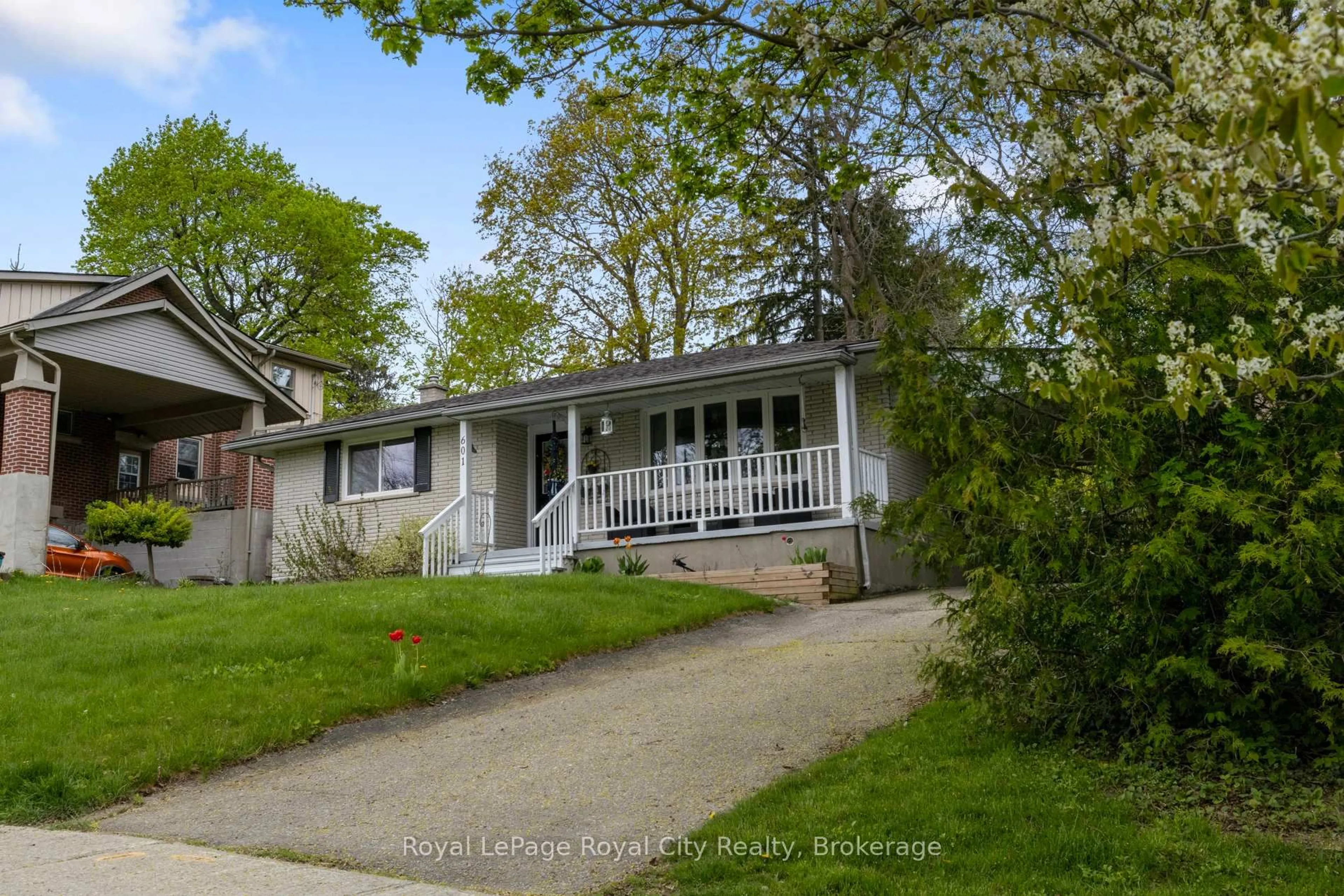 Home with vinyl exterior material, street for 601 Colquhoun St, Centre Wellington Ontario N1M 1S2