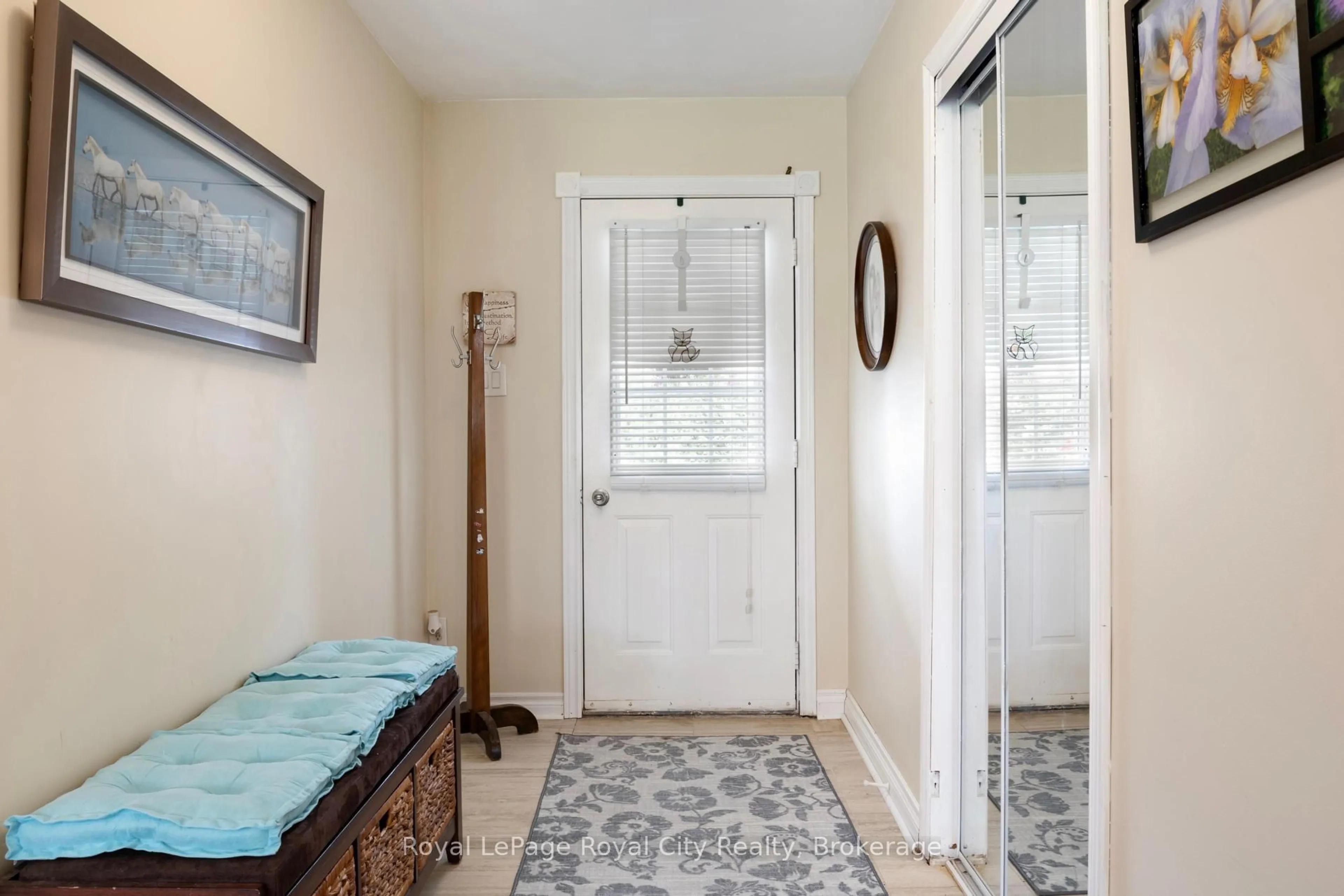 Indoor entryway for 601 Colquhoun St, Centre Wellington Ontario N1M 1S2