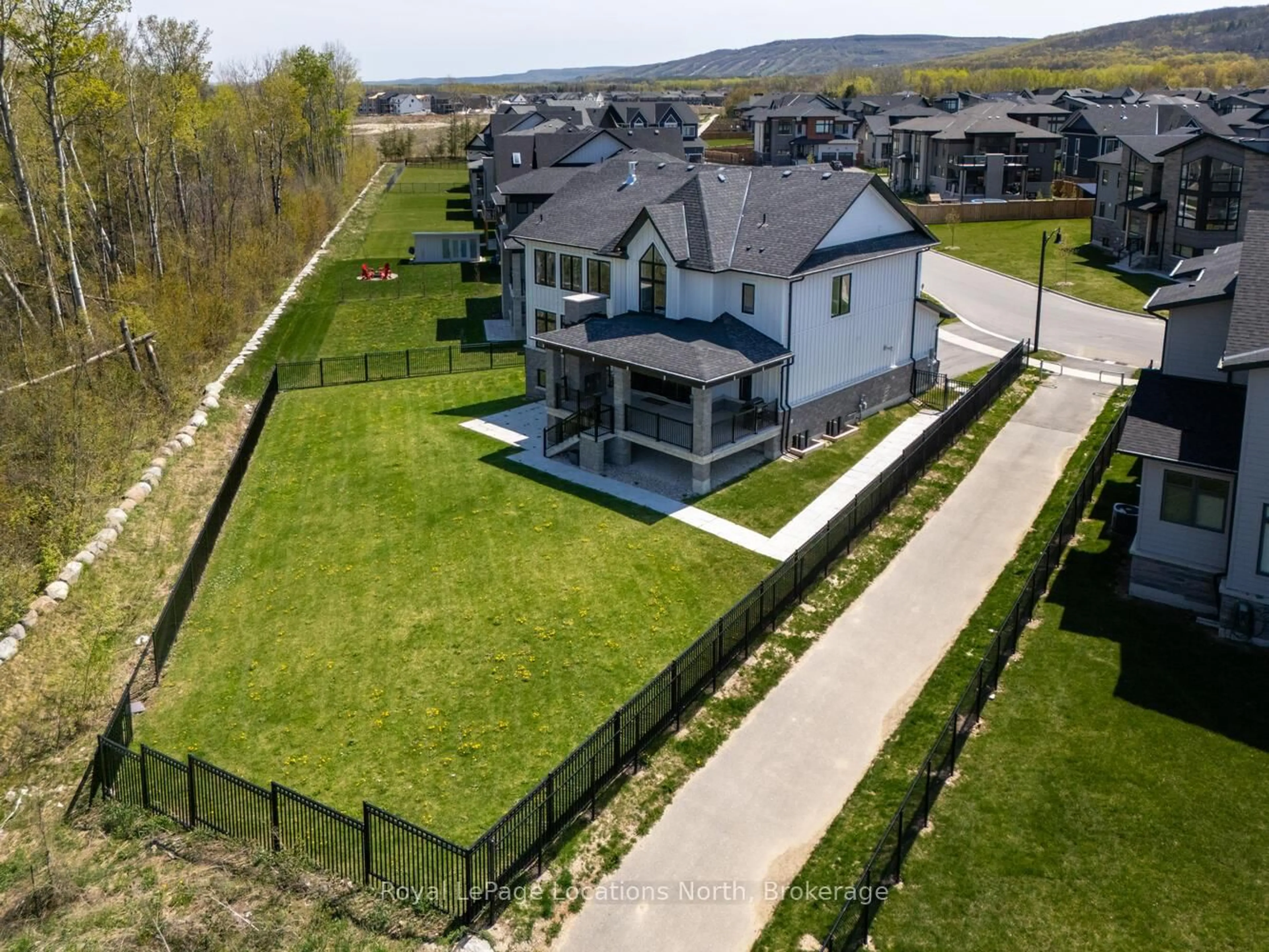 A pic from outside/outdoor area/front of a property/back of a property/a pic from drone, mountain view for 166 Springside Cres, Blue Mountains Ontario L9Y 5L3