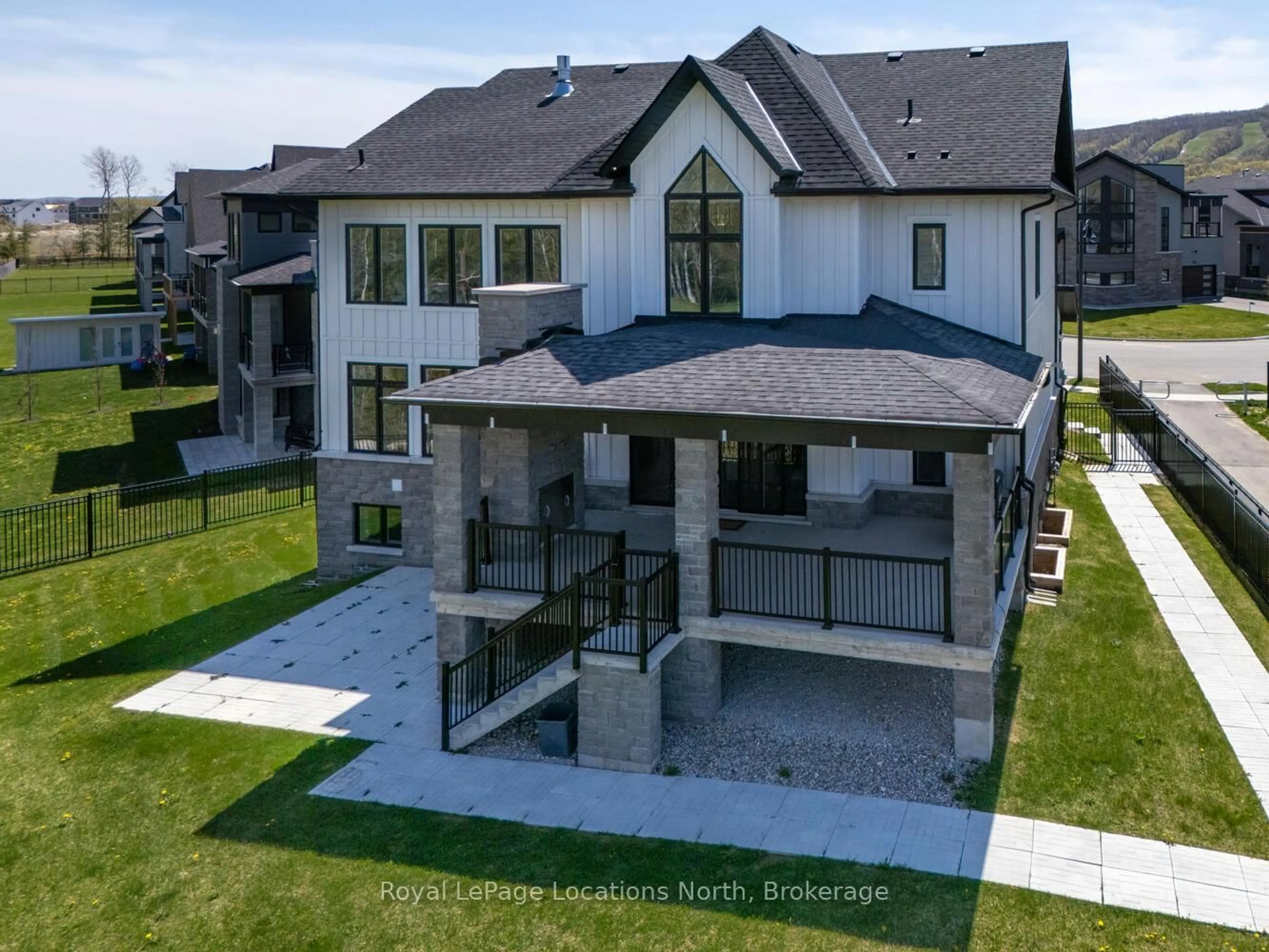 A pic from outside/outdoor area/front of a property/back of a property/a pic from drone, unknown for 166 Springside Cres, Blue Mountains Ontario L9Y 5L3