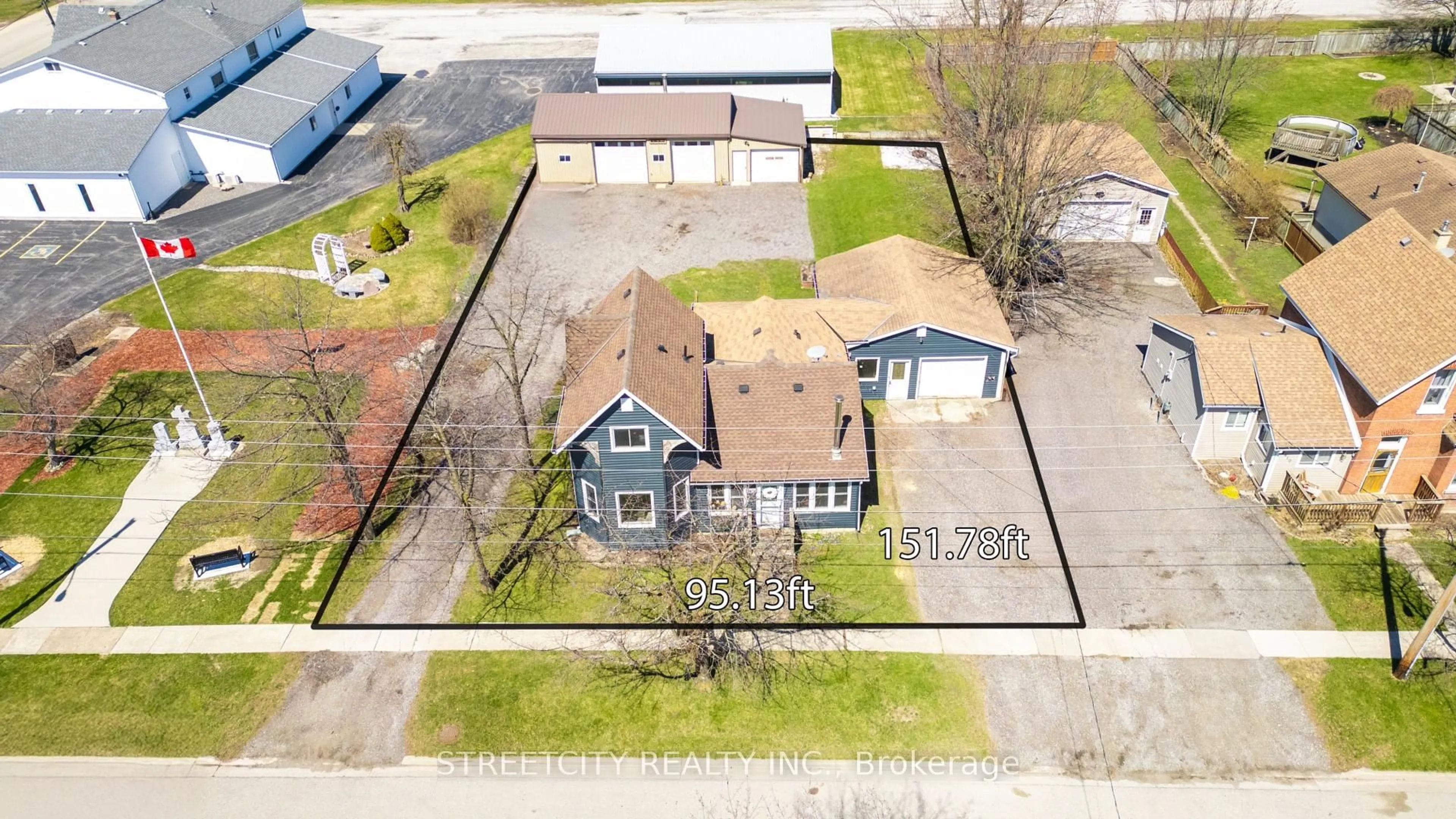A pic from outside/outdoor area/front of a property/back of a property/a pic from drone, street for 2406 Jane St, St. Clair Ontario N0N 1B0