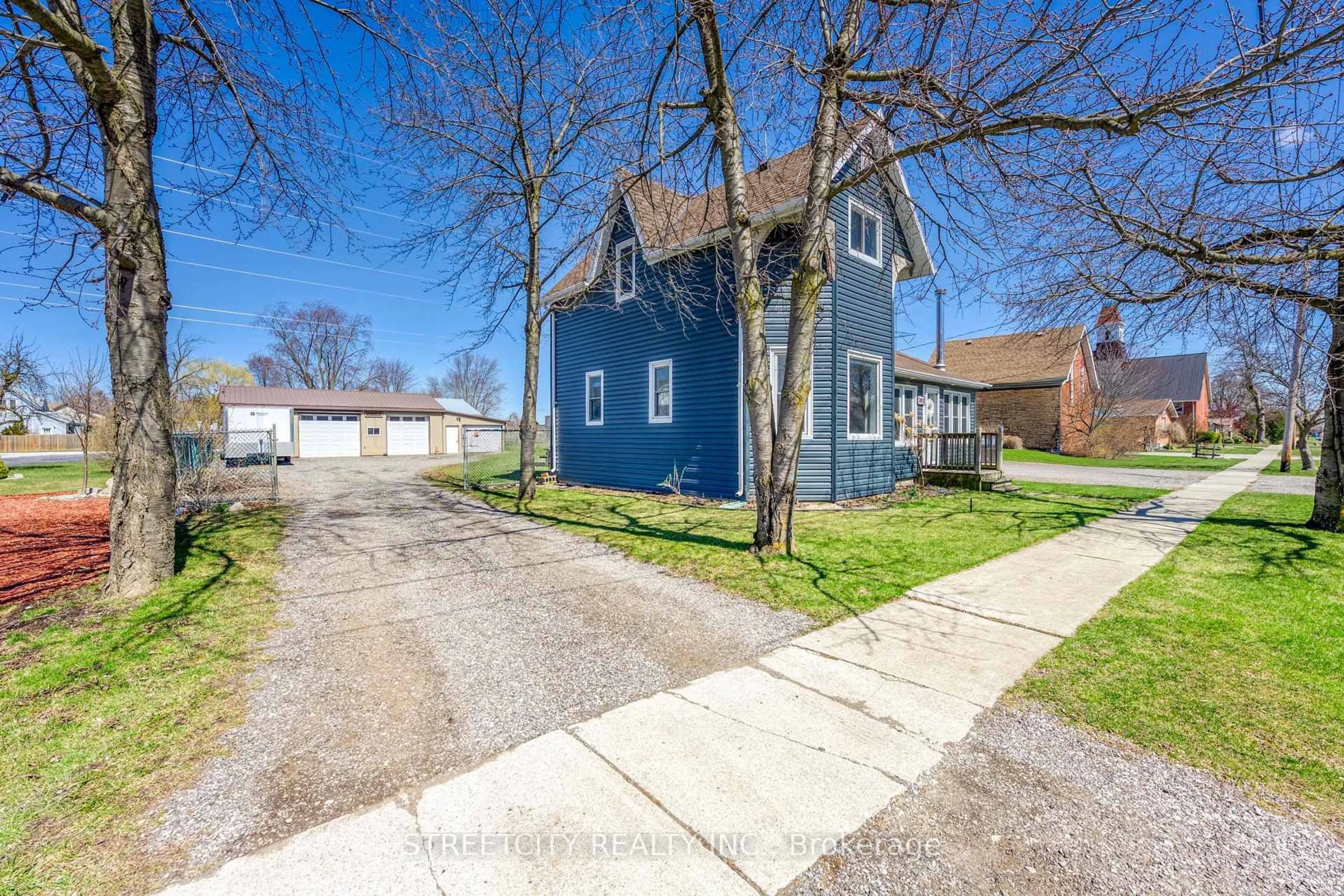 A pic from outside/outdoor area/front of a property/back of a property/a pic from drone, street for 2406 Jane St, St. Clair Ontario N0N 1B0