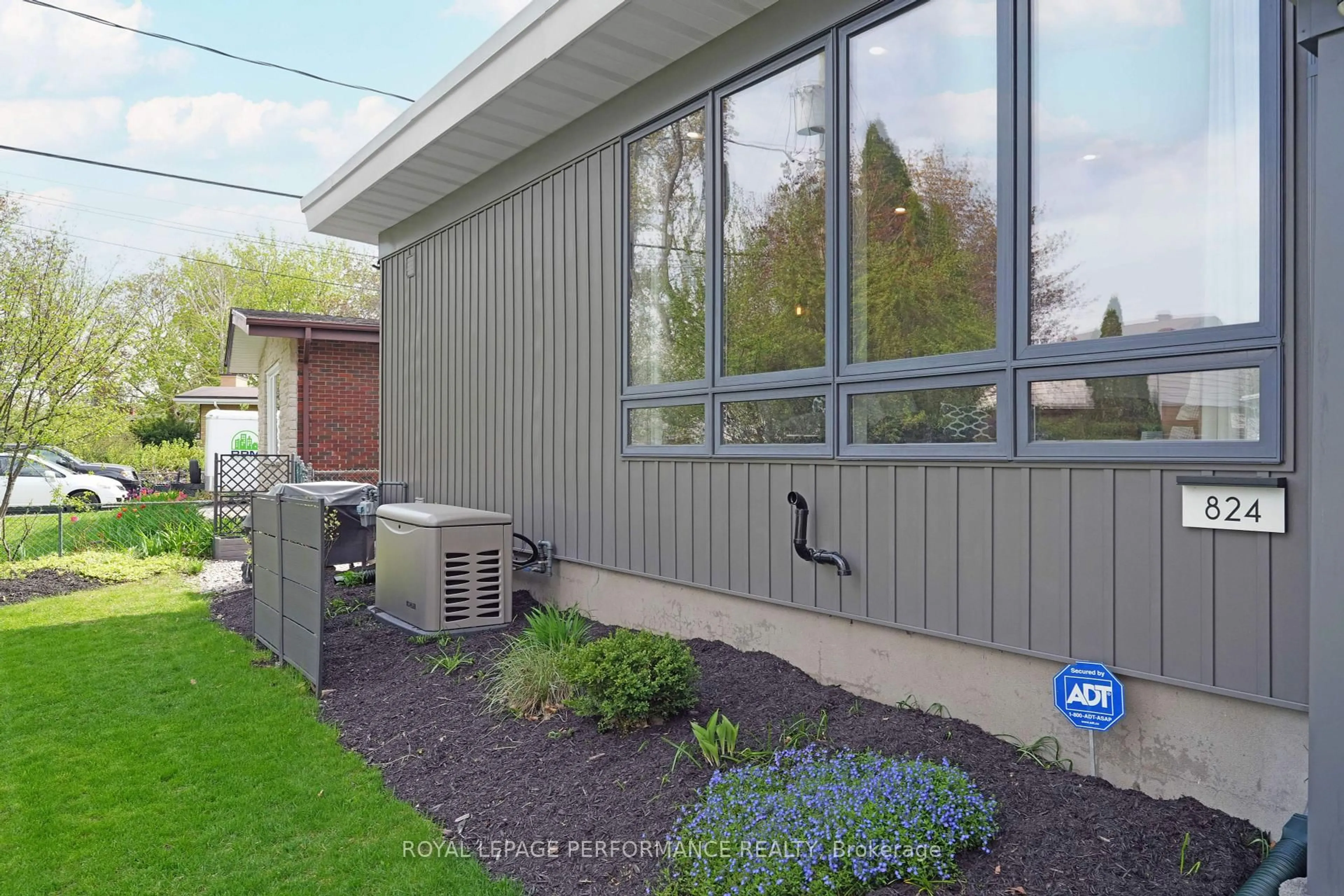 Home with vinyl exterior material, street for 824 Adams Ave, Ottawa Ontario K1G 2Y2