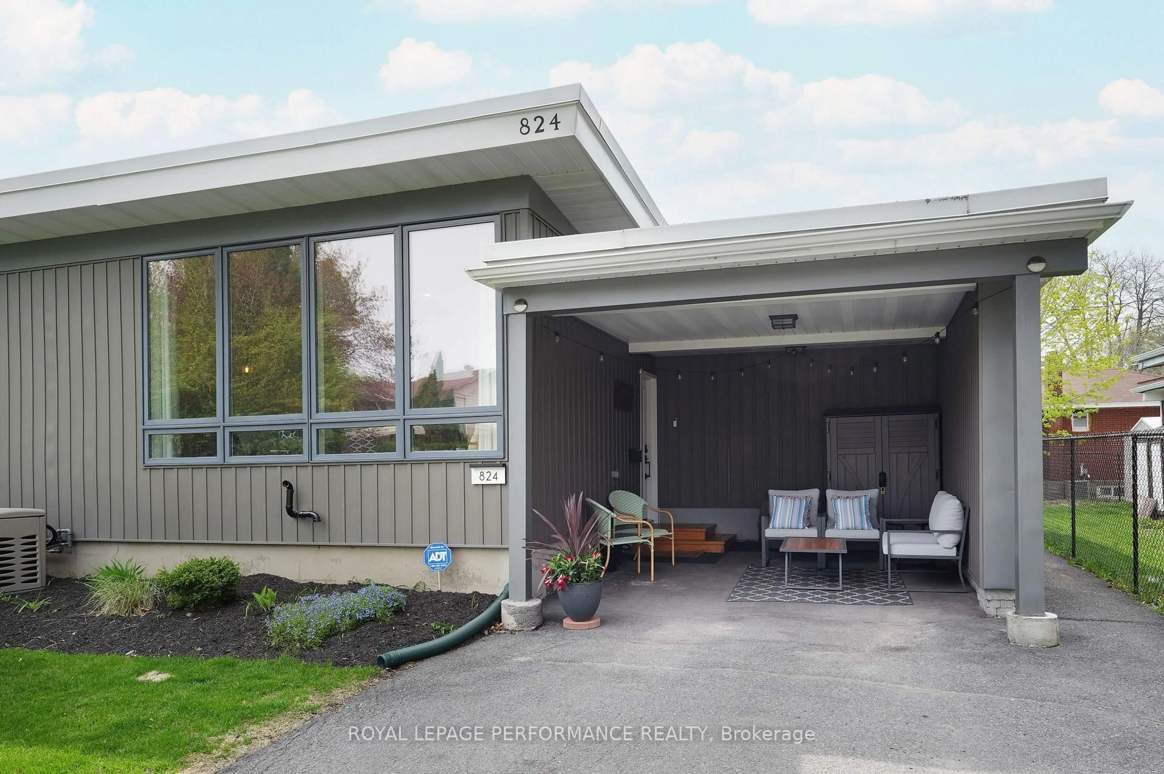 Home with vinyl exterior material, street for 824 Adams Ave, Ottawa Ontario K1G 2Y2