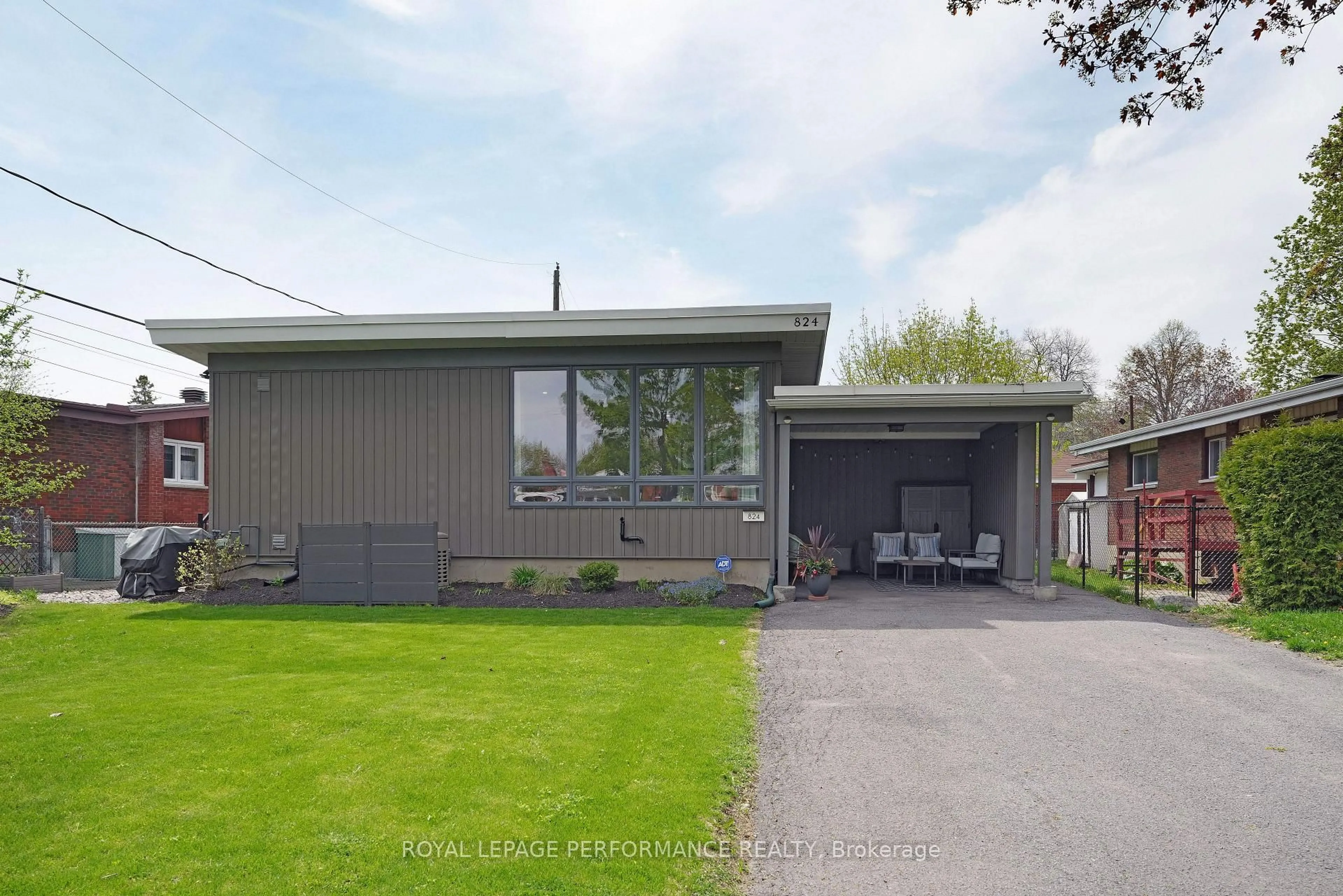 Unknown for 824 Adams Ave, Ottawa Ontario K1G 2Y2
