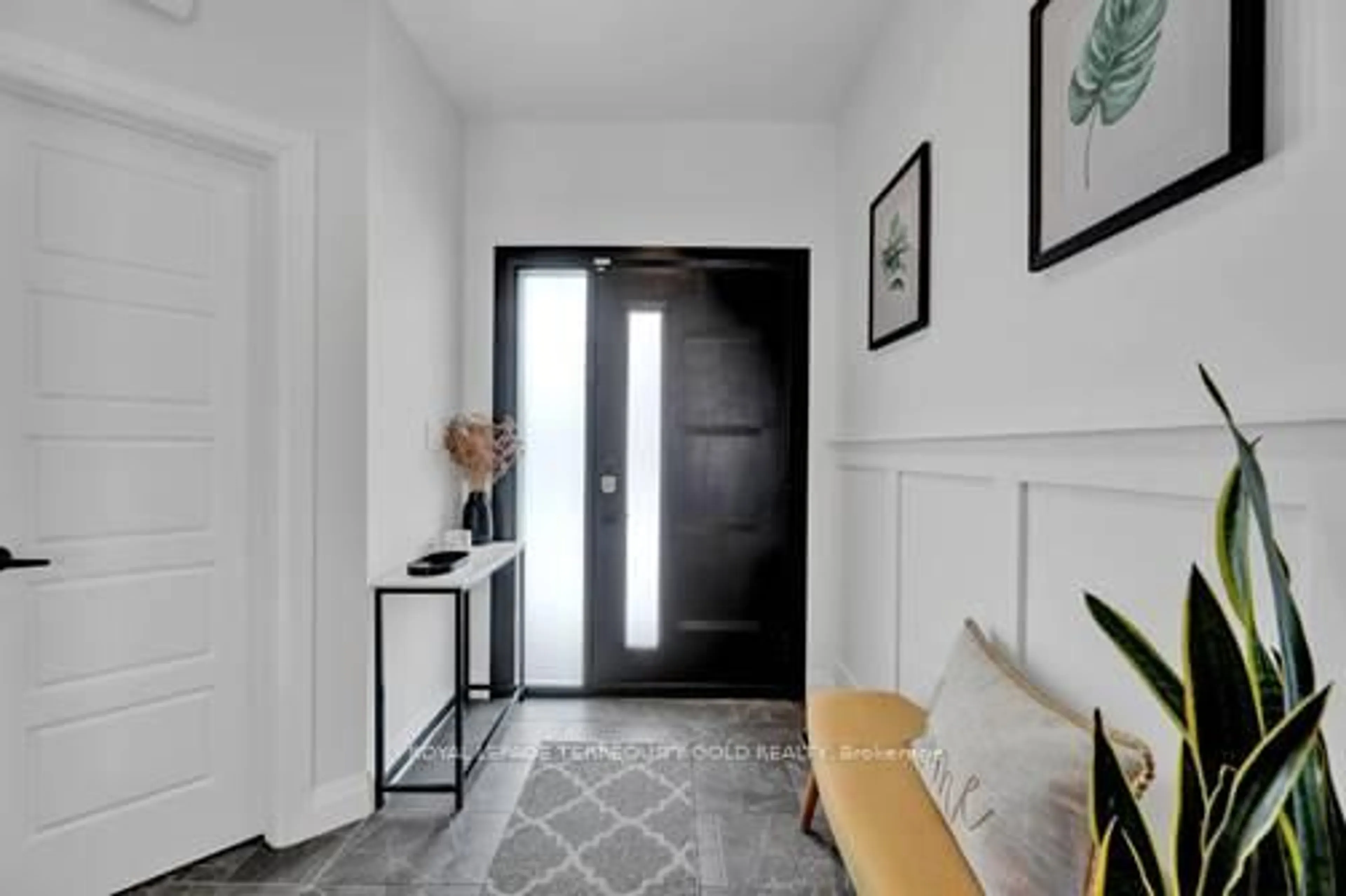 Indoor entryway for 360 Quarter Town Line #1004, Tillsonburg Ontario N4G 0H7