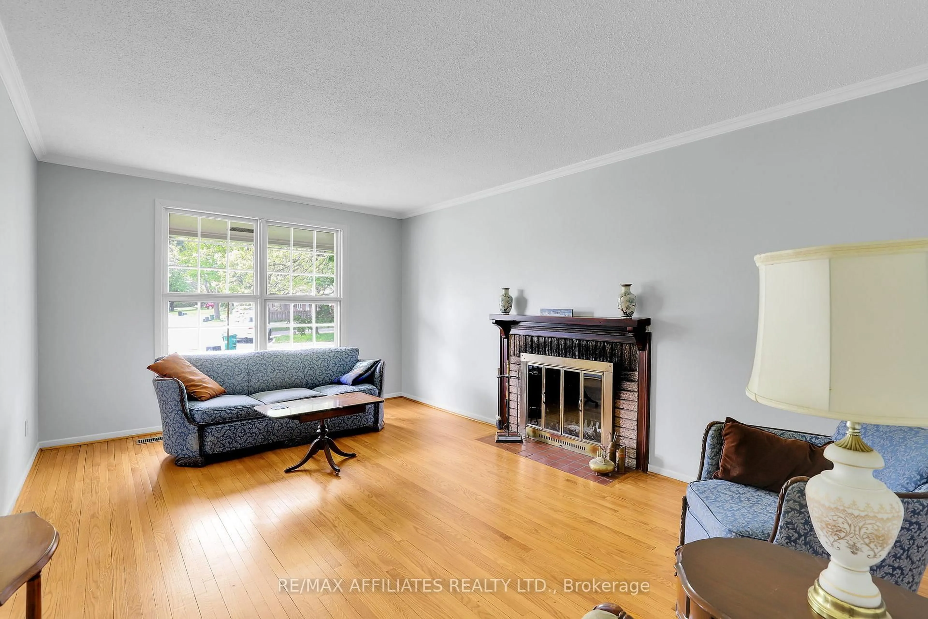 Living room with furniture, unknown for 1323 Fernwood Dr, Ottawa Ontario K1V 7J8