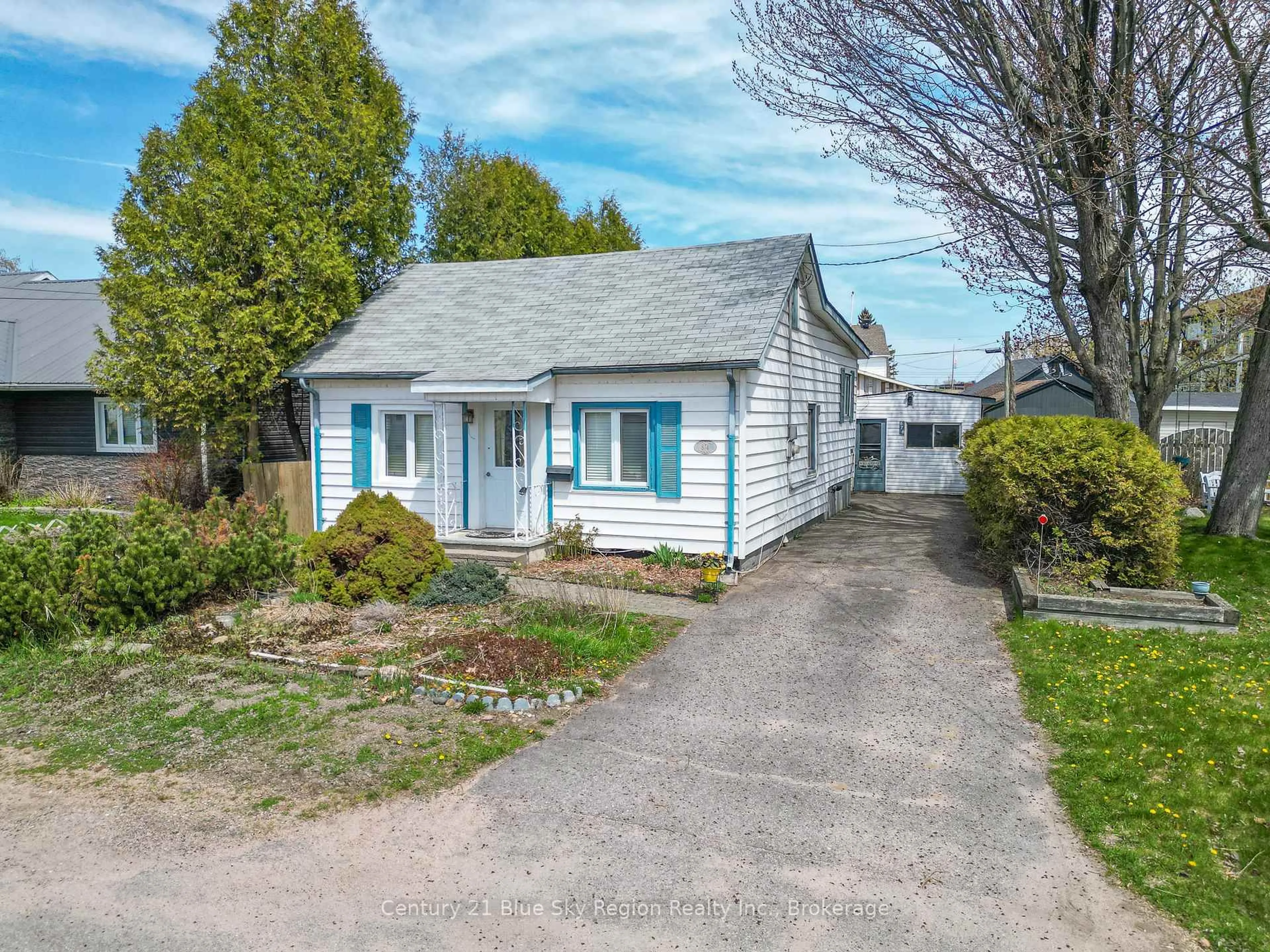 A pic from outside/outdoor area/front of a property/back of a property/a pic from drone, street for 874 Amelia St, North Bay Ontario P1A 1W5