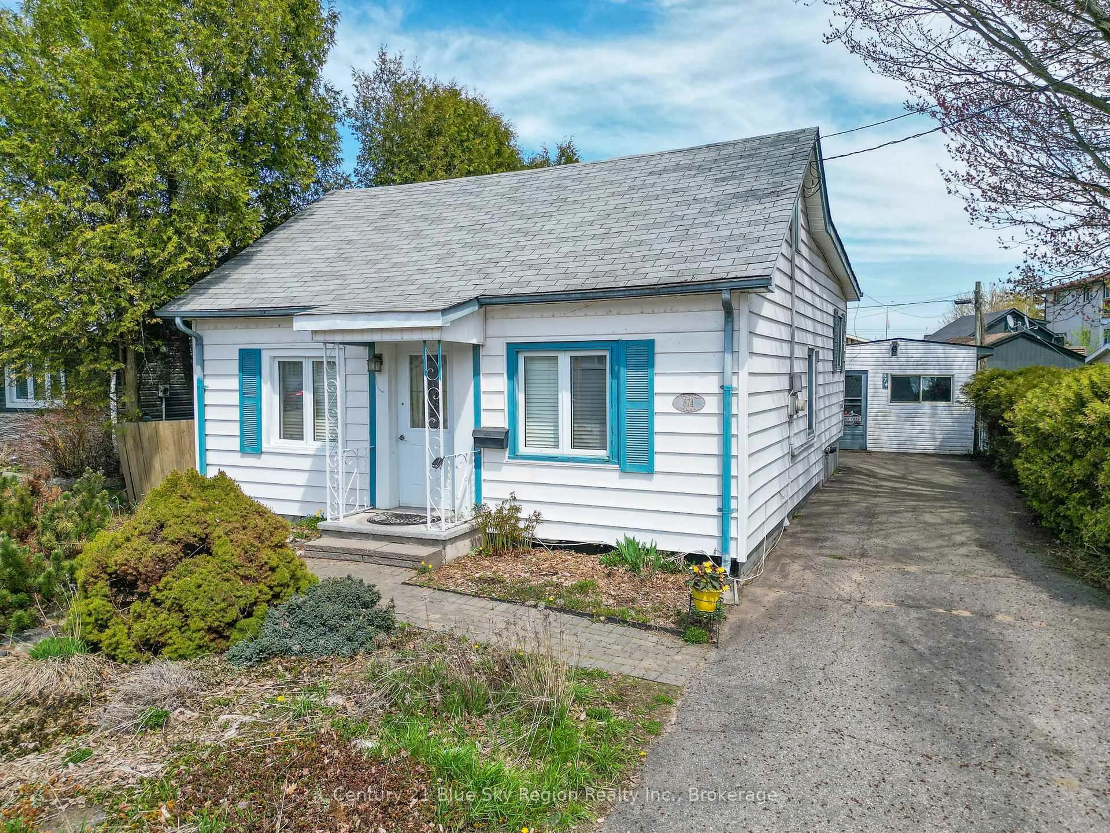 Home with vinyl exterior material, street for 874 Amelia St, North Bay Ontario P1A 1W5