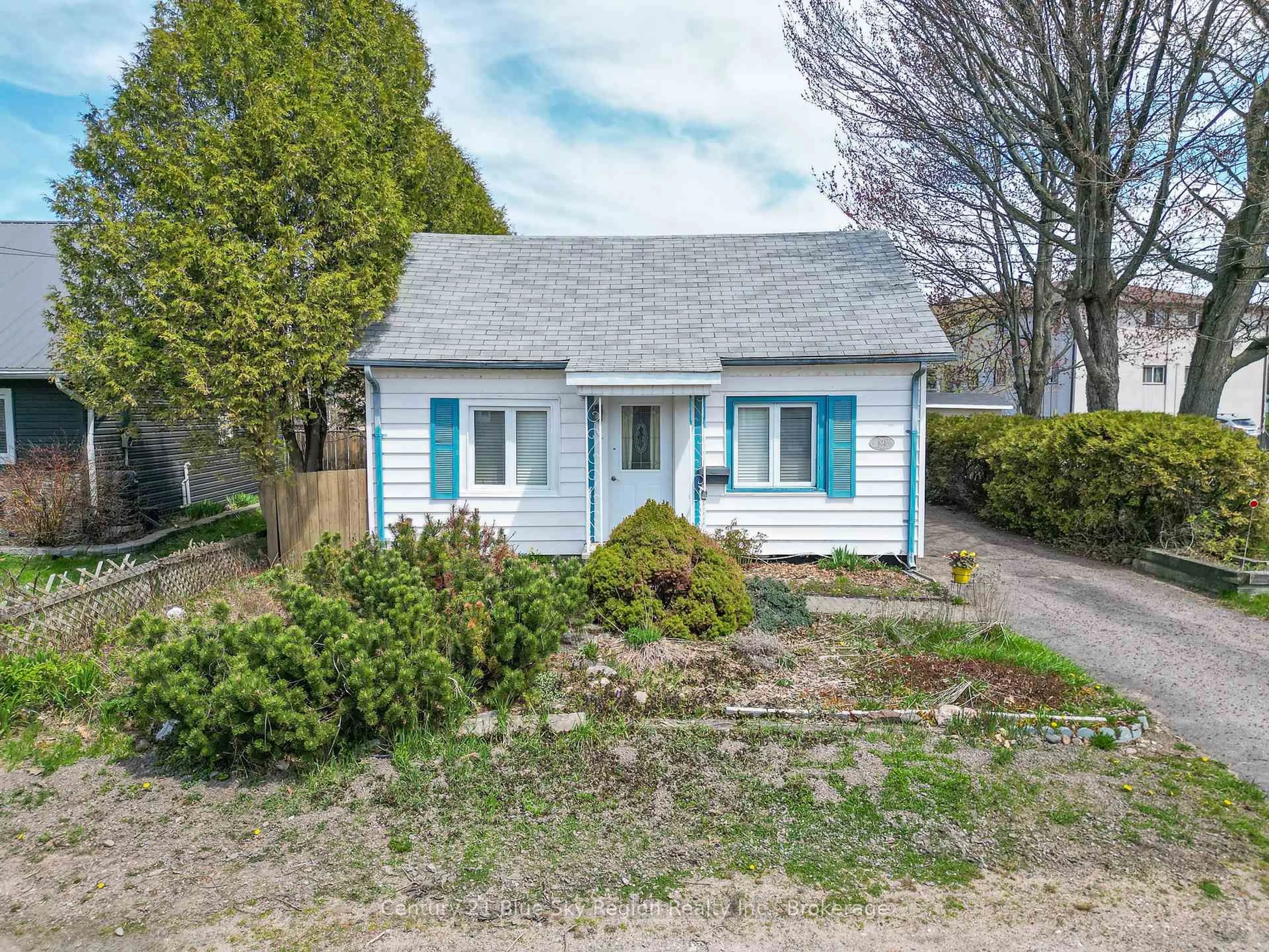 A pic from outside/outdoor area/front of a property/back of a property/a pic from drone, street for 874 Amelia St, North Bay Ontario P1A 1W5