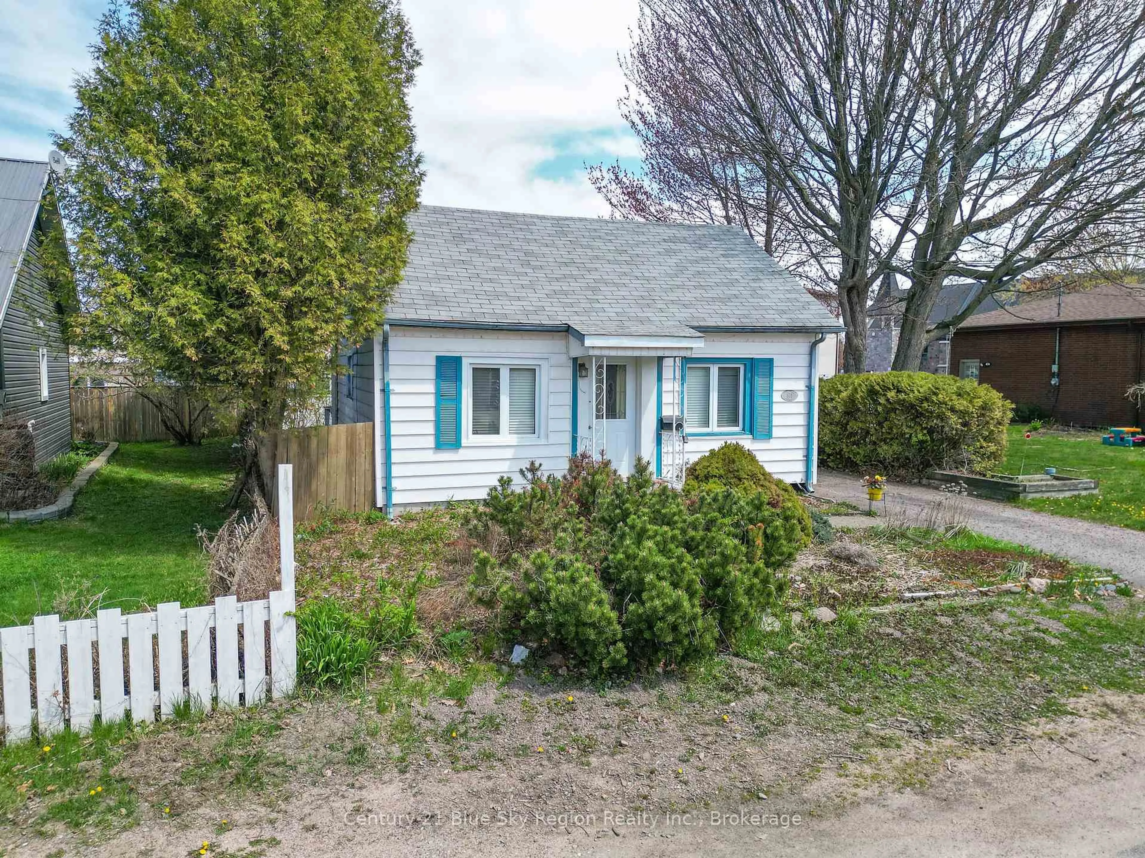 A pic from outside/outdoor area/front of a property/back of a property/a pic from drone, street for 874 Amelia St, North Bay Ontario P1A 1W5