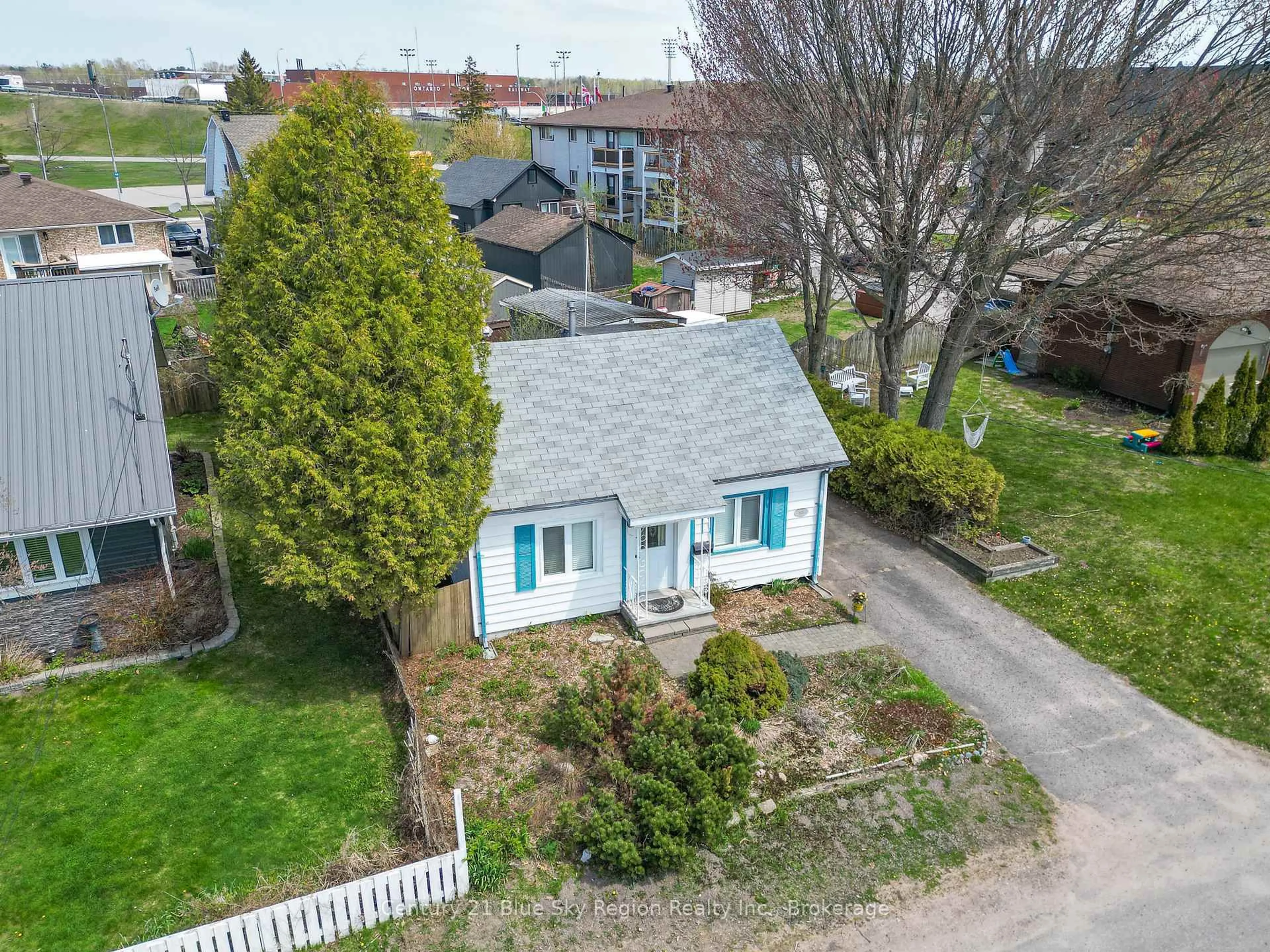 A pic from outside/outdoor area/front of a property/back of a property/a pic from drone, street for 874 Amelia St, North Bay Ontario P1A 1W5