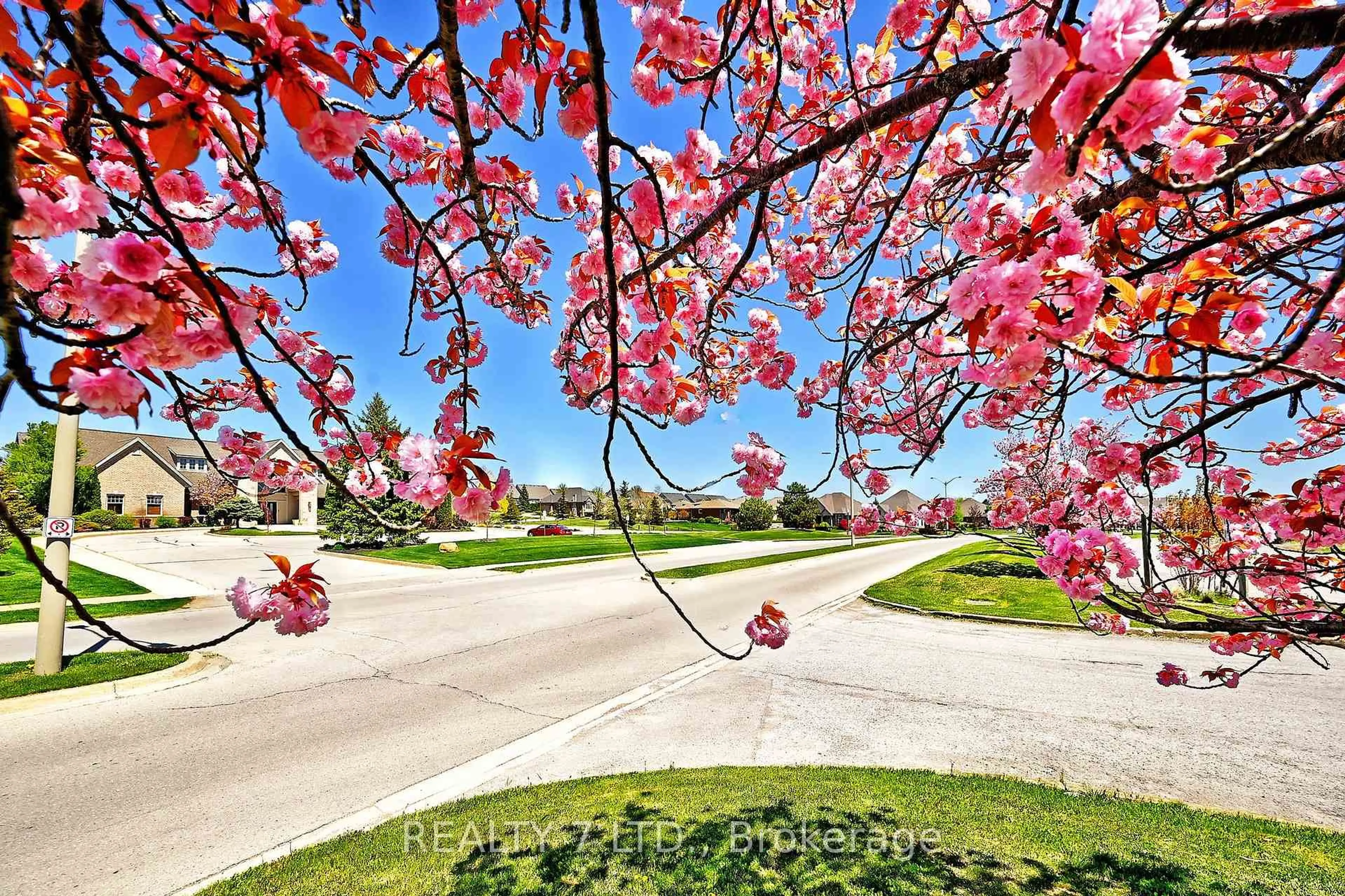 Patio, street for 544 Old Course Tr, Welland Ontario L3B 0L8